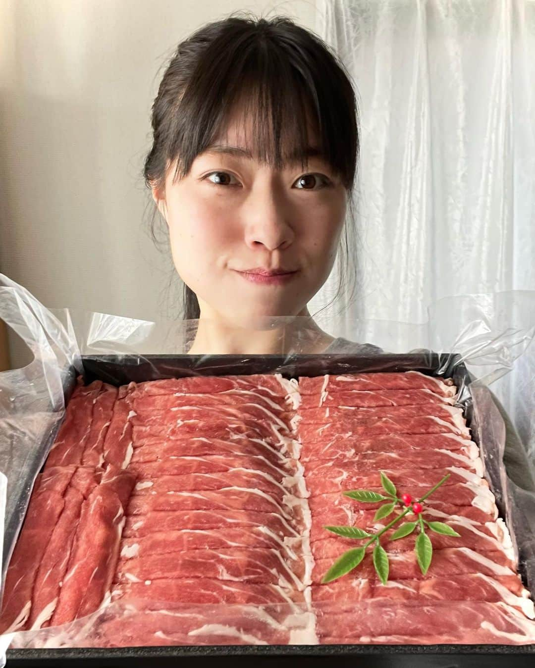 小田飛鳥さんのインスタグラム写真 - (小田飛鳥Instagram)「ラムしゃぶ専門店 ONIUSU-おにうす-さんのおうち専用ラムしゃぶ〜🥩 この量には流石の私もびっくりにっこり☺︎ 大好きなすすきのの味が家で楽しめるなんて♩ しかもお店よりも分厚いお肉が届くそうなのです🥩 臭みが無く、ジューシーです🤤 しかも本当に大容量😳（2回目） #北海道ラムしゃぶ #札幌ラムしゃぶ #すすきのラムしゃぶ #ラムしゃぶ #栄養満点 #ヘルシー #あっさり #臭みなし #ラム肉 #羊肉 #ご当地グルメ #アイスランド産 #鍋料理 #北海道名物 #北海道しゃぶしゃぶ #札幌しゃぶしゃぶ #すすきのしゃぶしゃぶ #北海道グルメ #札幌グルメ #すすきのグルメ #おにうす #肉食女子 @oni_usu」1月25日 14時42分 - asuka_oda_0320