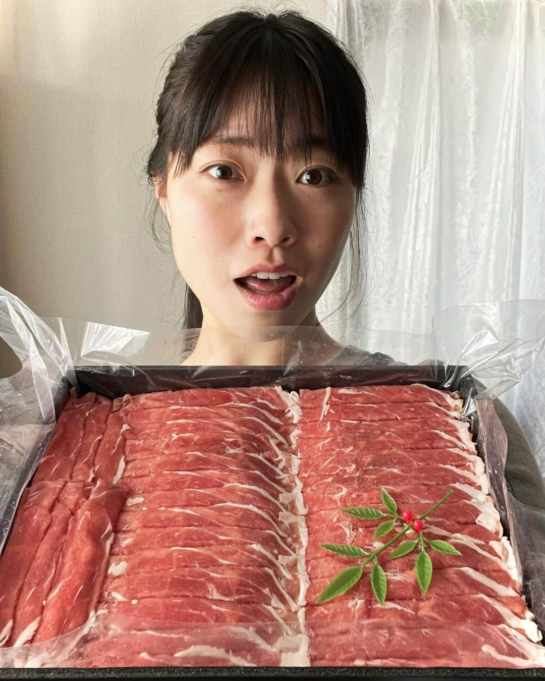 小田飛鳥さんのインスタグラム写真 - (小田飛鳥Instagram)「ラムしゃぶ専門店 ONIUSU-おにうす-さんのおうち専用ラムしゃぶ〜🥩 この量には流石の私もびっくりにっこり☺︎ 大好きなすすきのの味が家で楽しめるなんて♩ しかもお店よりも分厚いお肉が届くそうなのです🥩 臭みが無く、ジューシーです🤤 しかも本当に大容量😳（2回目） #北海道ラムしゃぶ #札幌ラムしゃぶ #すすきのラムしゃぶ #ラムしゃぶ #栄養満点 #ヘルシー #あっさり #臭みなし #ラム肉 #羊肉 #ご当地グルメ #アイスランド産 #鍋料理 #北海道名物 #北海道しゃぶしゃぶ #札幌しゃぶしゃぶ #すすきのしゃぶしゃぶ #北海道グルメ #札幌グルメ #すすきのグルメ #おにうす #肉食女子 @oni_usu」1月25日 14時42分 - asuka_oda_0320