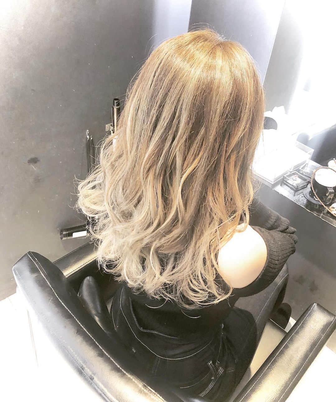のインスタグラム：「ハイトーン欲🥺🥺️️️⛅️ 今はカラーしてなくて地毛色 毛先だけでもブリーチしようかな‪🤔  懐かしい20歳の金髪、若かった。笑  #ハイトーン」
