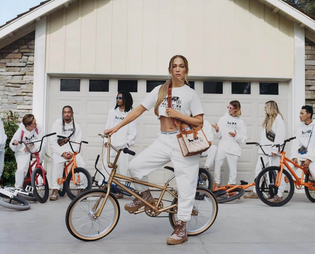 ジェニファー・ロペスさんのインスタグラム写真 - (ジェニファー・ロペスInstagram)「Riding into a new @Coach season in style (aka on wheels, in Horse and Carriage print). 🚲✨ 📸: @tylersphotos #CoachNY」1月25日 14時54分 - jlo