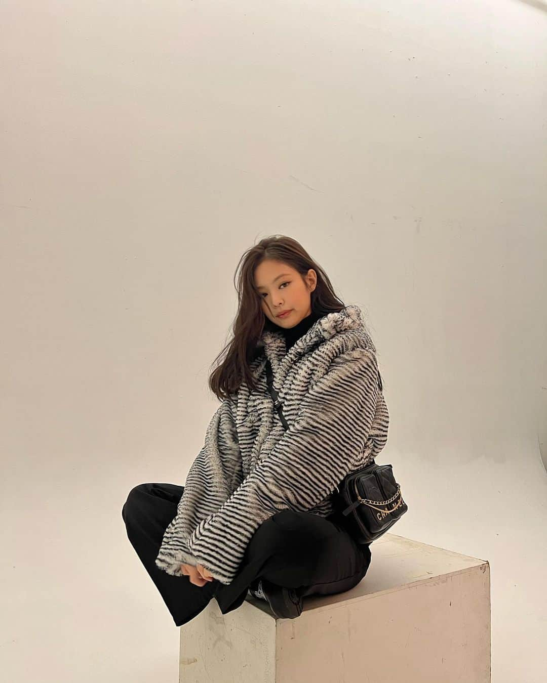 ジェニーさんのインスタグラム写真 - (ジェニーInstagram)「just in case you miss me 🖤」1月25日 15時21分 - jennierubyjane