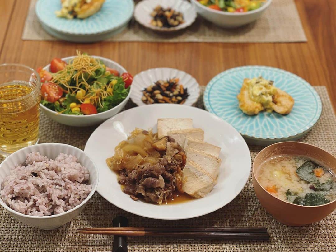 本田朋子さんのインスタグラム写真 - (本田朋子Instagram)「この日はフライパンすき焼き。 この味付けなら、お豆腐も沢山食べられます。 そして、鶏胸肉の揚げ焼き和風タルタル。 塩胡椒をした鶏胸肉に小麦粉と卵液をまぶして、170℃でしっとり揚げ焼きに。 タルタルは、ゆで卵と、おにぎり用のカリカリ梅ひじき、マヨネーズ、牛乳で作りました。  本田朋子のweekly献立にも掲載している、フライパン好きと鶏胸肉の揚げ焼きをベースに、冷蔵庫にあった食材を使いアレンジしたこの日の夕飯。 皆さんも、ご自身でアレンジしながらご活用いただけたら嬉しいです♡  #夕飯 #アスリート飯  #タンパク質  #鶏むね肉  #ヘルシーメニュー  #レシピ #本田朋子のweekly献立  #kadokawa  #amazon #楽天 #全国の書店で発売中 #syokkidana_」1月25日 15時15分 - tomoko_honda_official_phonics