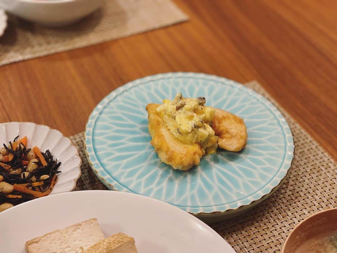 本田朋子さんのインスタグラム写真 - (本田朋子Instagram)「この日はフライパンすき焼き。 この味付けなら、お豆腐も沢山食べられます。 そして、鶏胸肉の揚げ焼き和風タルタル。 塩胡椒をした鶏胸肉に小麦粉と卵液をまぶして、170℃でしっとり揚げ焼きに。 タルタルは、ゆで卵と、おにぎり用のカリカリ梅ひじき、マヨネーズ、牛乳で作りました。  本田朋子のweekly献立にも掲載している、フライパン好きと鶏胸肉の揚げ焼きをベースに、冷蔵庫にあった食材を使いアレンジしたこの日の夕飯。 皆さんも、ご自身でアレンジしながらご活用いただけたら嬉しいです♡  #夕飯 #アスリート飯  #タンパク質  #鶏むね肉  #ヘルシーメニュー  #レシピ #本田朋子のweekly献立  #kadokawa  #amazon #楽天 #全国の書店で発売中 #syokkidana_」1月25日 15時15分 - tomoko_honda_official_phonics