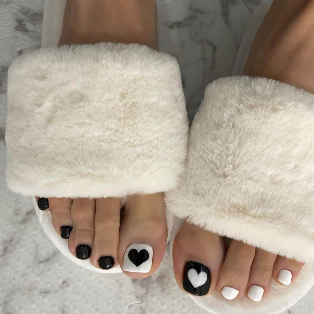 倖田來未さんのインスタグラム写真 - (倖田來未Instagram)「. 🖤BLACK✖️WHITE🤍 ⁡ #new #nails #foot #ハート #heart #一番好きなカラーリング #black #white #モノトーン #kodakumi #倖田來未」1月25日 15時26分 - kodakumi_official