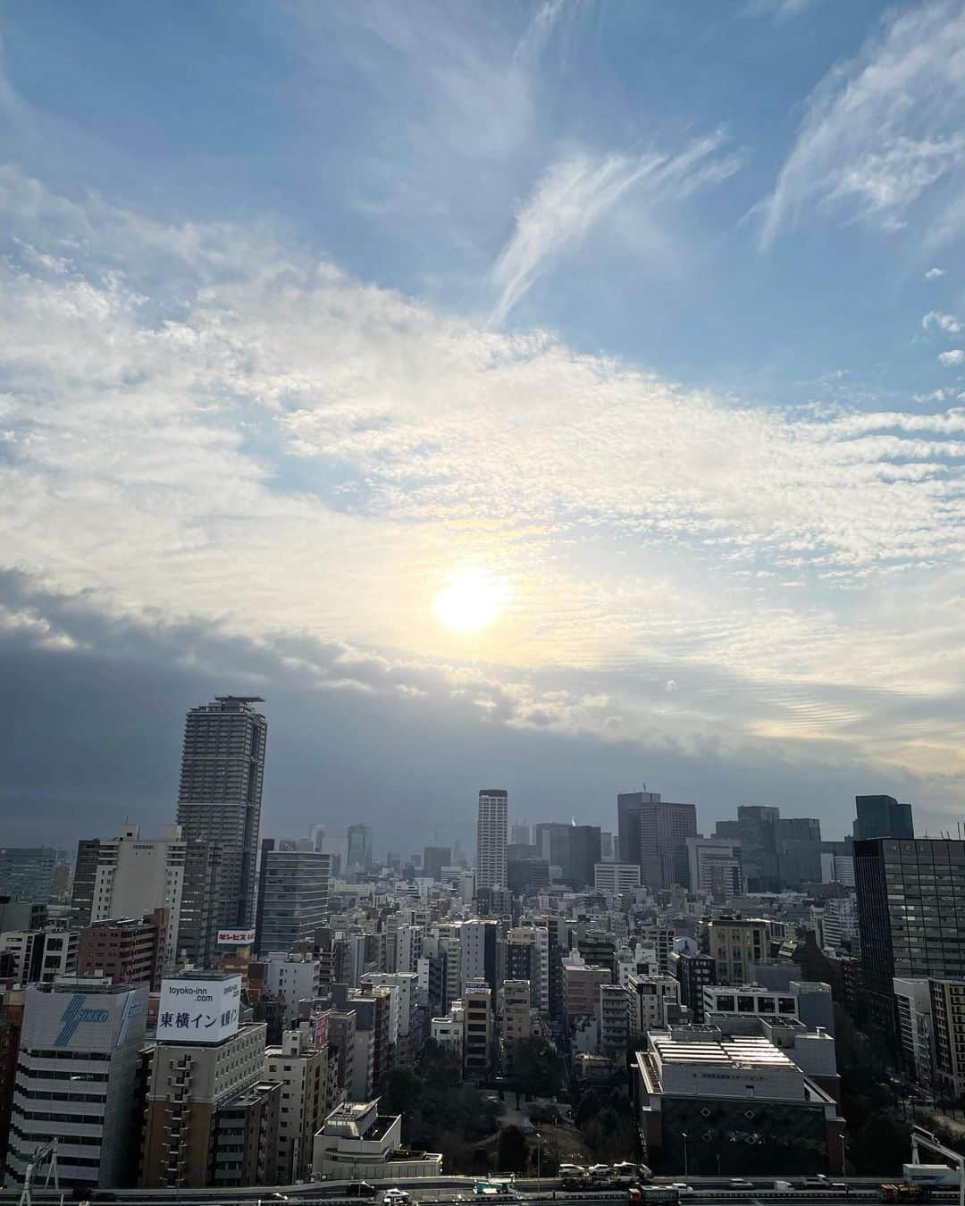 猫沢エミさんのインスタグラム写真 - (猫沢エミInstagram)「ああっ……今日も手続きで1日が終わりそう…😭  膨大……膨大すぎるよ。  でもなんとか必要事項は今日で終わりそう。  太陽がいっぱい🌞 ぜんぶ太陽のせい🌞  がんばれ🧠🤯私の脳❣️  #東京下町時間　#猫沢エミのインターナショナル五十路ライフシフト  #壊れかけの五十路」1月25日 15時40分 - necozawaemi