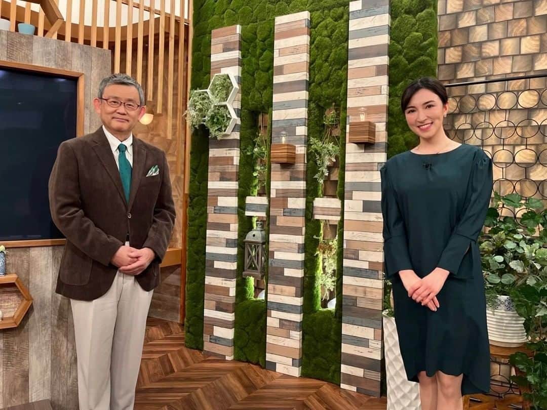 ウーデンジェニファー里沙のインスタグラム：「* 昨日の「やさしいニュース」は 千年屋アナウンサーとお伝えしました。  放送が終わった後に１枚📸☺️  （放送後、写真撮影時のみマスクを外しました）  #千年屋俊幸 アナウンサー #テレビ大阪 #やさしいニュース #ニューススタジオ #アナウンサー #アナウンサー衣装  #ネクタイ #スーツ #ワンピース #男性アナウンサー #女性アナウンサー  #ウーデンジェニファー里沙」