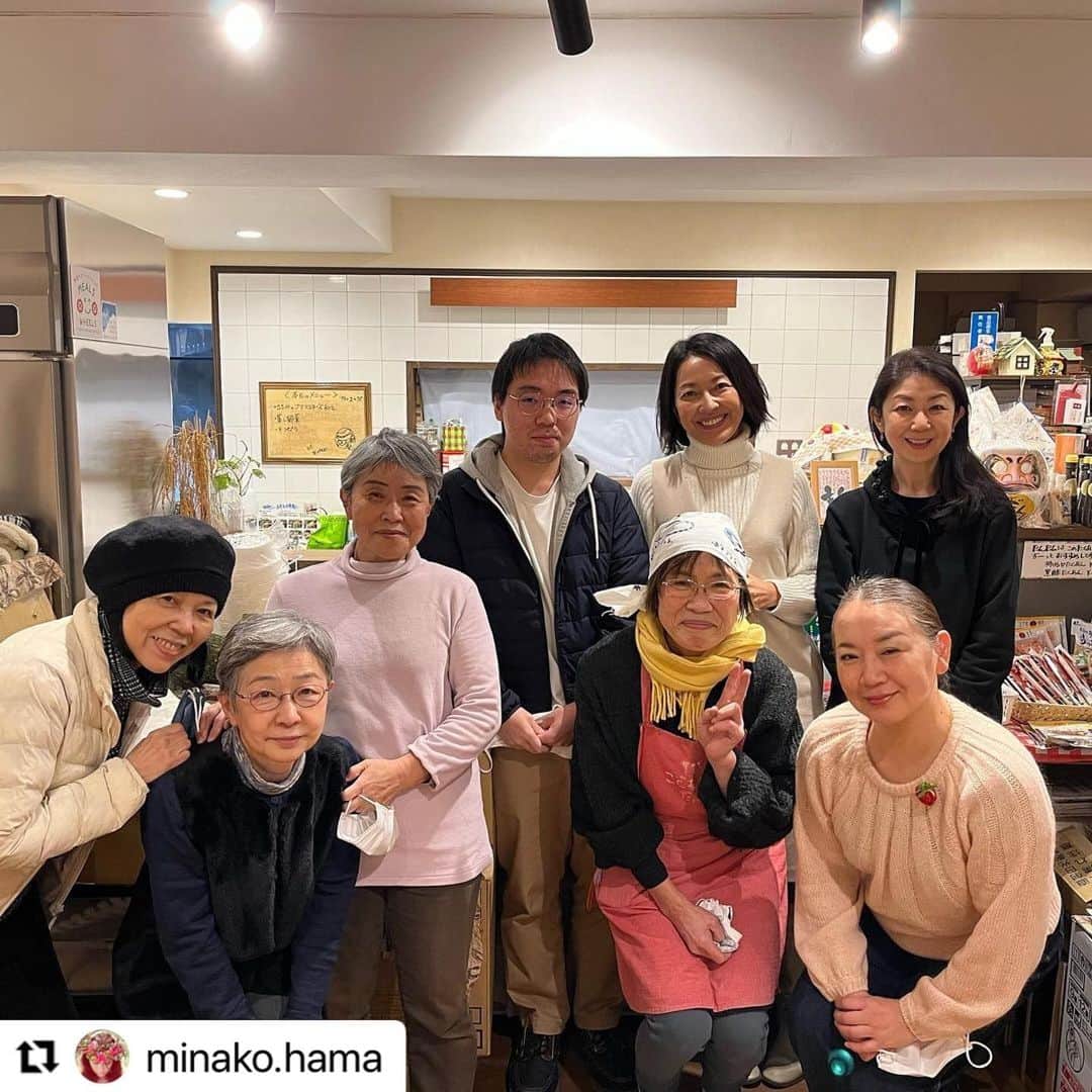 羽田美智子さんのインスタグラム写真 - (羽田美智子Instagram)「大親友の美奈子さんと毎年行っている年末チャリティーイベント。 今年は子供の貧困問題に取り組んでいらっしゃる団体様に寄付することになりまして、  先日、美奈子さんと一緒に、皆様の善意の結晶をご寄付させていただきました。  日本で最初に子供食堂を初められた近藤さん。 子供食堂という名前も近藤さんが命名しました。  その子供食堂に来られてたお子さんが近藤さん達になついていて、終始明るく楽しそうな笑顔だったことが忘れられません。  親でなくとも、愛情は伝わる。 誰かに愛された子はきっと誰かを愛せるようになる。 そう確信した光景でした。  善意の裏側には並大抵じゃないご苦労の連続があったそうです。 やめたくなる時もあったことでしょう。 それでも目の前に困った人がいたら手を差しのべるのが本来の人の姿だといいます。  やらないよりやった方がいい。 たった一人でもたった一食でも救えるのならやる価値はあると、、。  本当に素敵な方です。 尊敬します。  寄付の細かい内容は美奈子さんのインスタからご覧いただけます。  皆様の心からの善意を本当にありがとうございました。 心より感謝申し上げます🙇  #Repost @minako.hama with @make_repost ・・・ 【御礼と寄付のご報告】みなさま昨年は「Gift of love」クリスマスチャリティイベントにあたたかいご支援をいただき誠にありがとうございました。先日女優の羽田美智子さんと子ども食堂だんだんに伺い、だんだんさんとイチゴイニシアチブさんに寄付を渡して参りました。 右へ☞❤️  今回、全てのご寄付897,343円から経費43,898を除いた 853,445円のうち840,000円を下記団体に寄付しましたのでご報告いたします。  ①特定非営利活動法人湘南DVサポートセンター　210,000円　  ②児童心理治療施設さくらの森学園さくらの森学園 110,000円  ③NPO法人タイガーマスク基金　100,000円  ④一般社団法人ともしびatだんだん　210,000円  ⑤イチゴイニシアチブ　210,000円 @ichigo_initiative   ◇寄付総額　840,000円 （寄付額から経費を除いた13,445円は次回へ繰り越しとします。）  みなさまのご支援に心より御礼を申し上げます。  カウリ・ホリステック・ヒーリング主宰　濱美奈子  #giftoflove  #kaurisacredarohaproject  #愛は行動 #行動は愛  Special thanks to @hotelkurbio  @bionormalizerjp  @papaya_tomomi  @blancneige_yuka  @yayoi.a_blancneige_skincare  @tekutekuhoikuen  @chiakon  @kubomayumi02  @enryakuji   @michikohada  @yamadatamaru  @akikonnu  @astro_vibrato.maiko   @ekko19731124  @circulusllc  @acco.sing  woman.bridge.shonan  @hkatoo  @ayupooonn  @ayakanagai_18  @tuka34  @amour_aroma_ai」1月25日 16時01分 - michikohada
