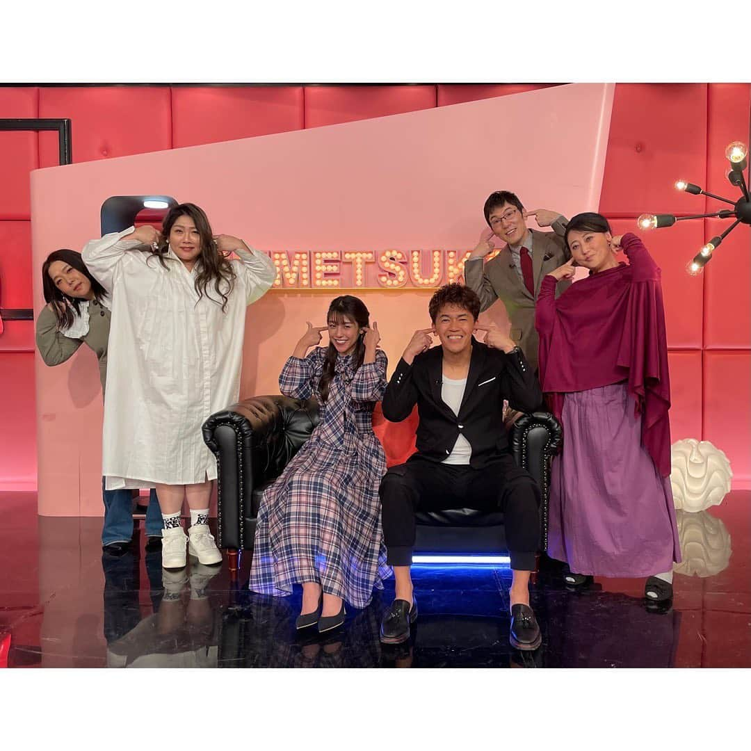 岡副麻希さんのインスタグラム写真 - (岡副麻希Instagram)「. 今夜【#やすとも・友近のキメツケ！】 （#関西テレビ 20時〜20時59分） ⁡ 好き勝手、個人の感想をおはなしする会に まぜていただきました❣️  やすよさん、ともこさんははじめましてで 小さい頃からテレビでみすぎていたので スタジオに入ってから椅子に座るまでの時間、 急にものすごく緊張しました！笑 ⁡ が、察した友近さんが紹介してくださって 武井さんがいつも通り有難くフランクな感じで 浅越ゴエさんが口の周りが本当にすごくて笑 一気にほぐれました🥺🥺🥺 本当にやさしくて面白すぎる時間でした😮‍💨❣️❣️❣️ ⁡ みなさんもテレビの前で 一緒に議論に参加してください🐔💖 ⁡ ⁡ ２枚めは私物の母親が手作りしてくれた 化粧ポーチとのツーショットです👩‍👧 こんなに丁寧に物撮りして下さっていて 記念に画面と撮っちゃいました笑 ⁡ ⁡ 衣装 👗#willselection   #キメツケ #あくまでも個人の感想です  #関テレ」1月25日 16時08分 - maki_okazoe_official