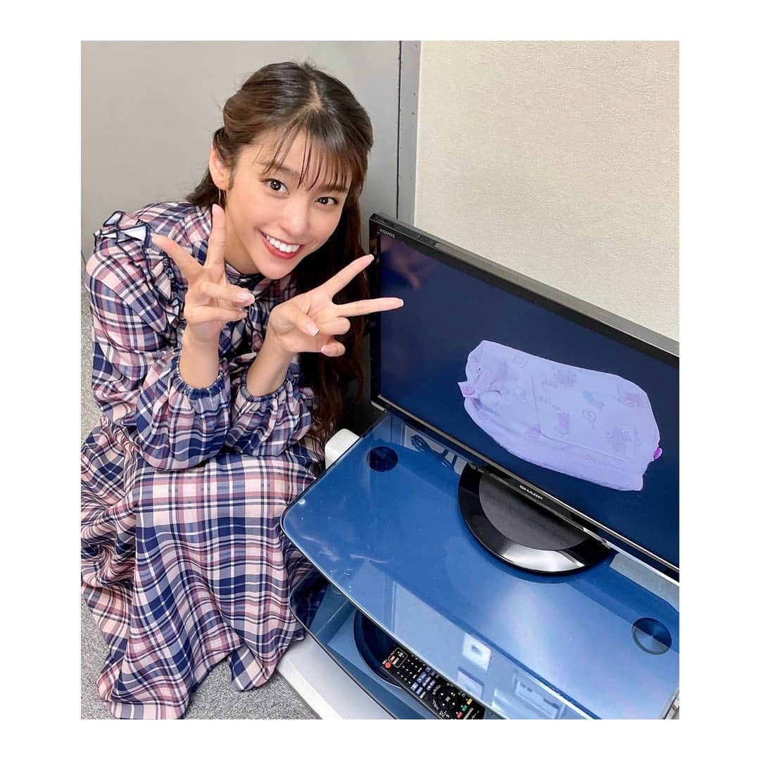 岡副麻希さんのインスタグラム写真 - (岡副麻希Instagram)「. 今夜【#やすとも・友近のキメツケ！】 （#関西テレビ 20時〜20時59分） ⁡ 好き勝手、個人の感想をおはなしする会に まぜていただきました❣️  やすよさん、ともこさんははじめましてで 小さい頃からテレビでみすぎていたので スタジオに入ってから椅子に座るまでの時間、 急にものすごく緊張しました！笑 ⁡ が、察した友近さんが紹介してくださって 武井さんがいつも通り有難くフランクな感じで 浅越ゴエさんが口の周りが本当にすごくて笑 一気にほぐれました🥺🥺🥺 本当にやさしくて面白すぎる時間でした😮‍💨❣️❣️❣️ ⁡ みなさんもテレビの前で 一緒に議論に参加してください🐔💖 ⁡ ⁡ ２枚めは私物の母親が手作りしてくれた 化粧ポーチとのツーショットです👩‍👧 こんなに丁寧に物撮りして下さっていて 記念に画面と撮っちゃいました笑 ⁡ ⁡ 衣装 👗#willselection   #キメツケ #あくまでも個人の感想です  #関テレ」1月25日 16時08分 - maki_okazoe_official