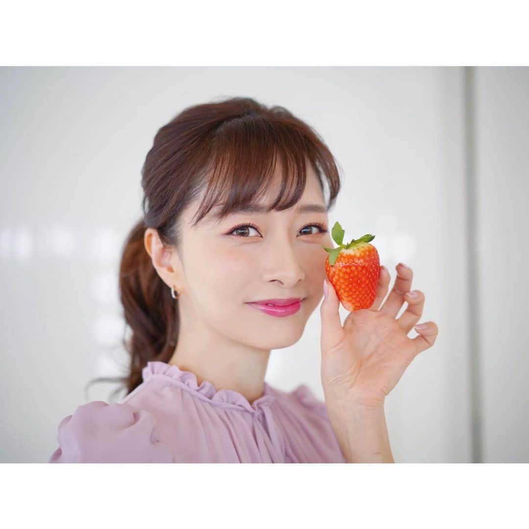 石井美保さんのインスタグラム写真 - (石井美保Instagram)「マネージャー佳梨ちゃんが昨日朝一で買ってきてくれたイチゴが大きくて甘くて美味しかった。1個で満足な食べ応え。🍓ってなんでこんなにテンションあがるんでしょうね。いちご狩りに行こうよーって話で盛り上がりながらの撮影でした。#maquia」1月25日 16時20分 - miho_ishii