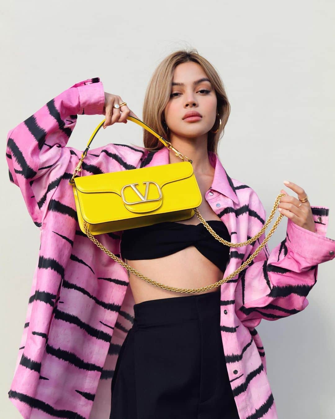リリーマイマックのインスタグラム：「Excited for the @MaisonValentino Haute Couture Show on the 26th of January 11pm AEDT! Watch online with me! Will have my new Loco Bag with me 💛 #ValentinoHauteCouture #AnatomyofCouture #VALENTINOGARAVANI #LocòBag .AD」