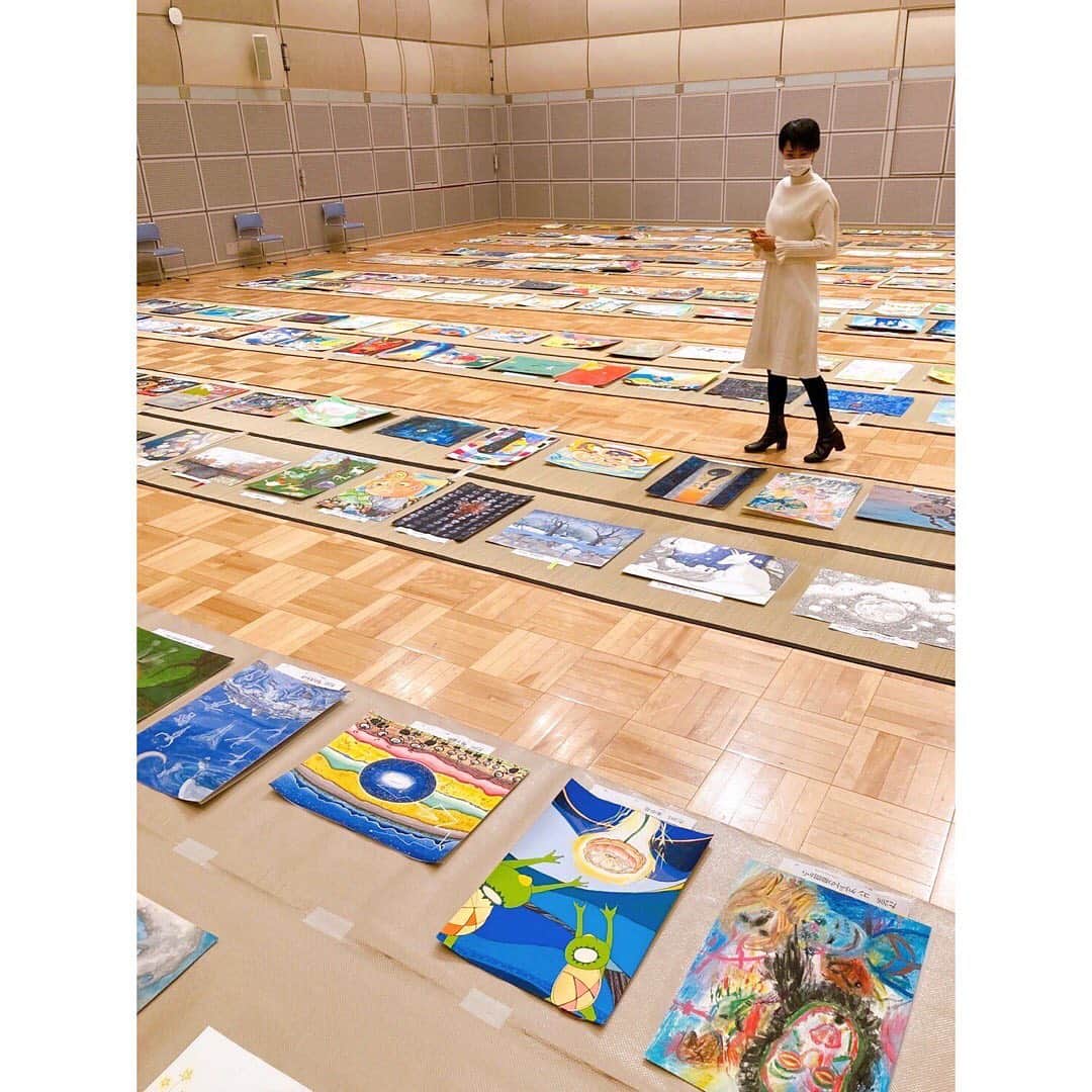 村井美樹さんのインスタグラム写真 - (村井美樹Instagram)「前日、第11回日本童画大賞の審査会と審査結果のプレス発表で、長野県岡谷市に行ってきました。  岡谷市のカノラホールいっぱいに並べられた作品たち！ タブロー部門、今回も見応えある作品が多く、楽しく審査させていただきました。  タブロー部門の大賞は、山本いつこさんの「真夜中の訪問者」という作品。  絵本部門の大賞は、いわさきさとこさんの「おかしなおかしのおかしなはなし」という作品でした。 受賞された皆さまおめでとうございます㊗️👏  イルフ童画館 @ilf_dougakan では、またたくさんの武井武雄グッズを購入。いつも可愛くて目移りしちゃいます☺️  プレス発表の時の衣装は　@frenchpave_official  @frenchpave_zozotown  のトリコロールワンピースです。  #イルフ童画館 #日本童画大賞 #武井武雄 #岡谷市 #frenchpave」1月25日 16時57分 - miki_murai_