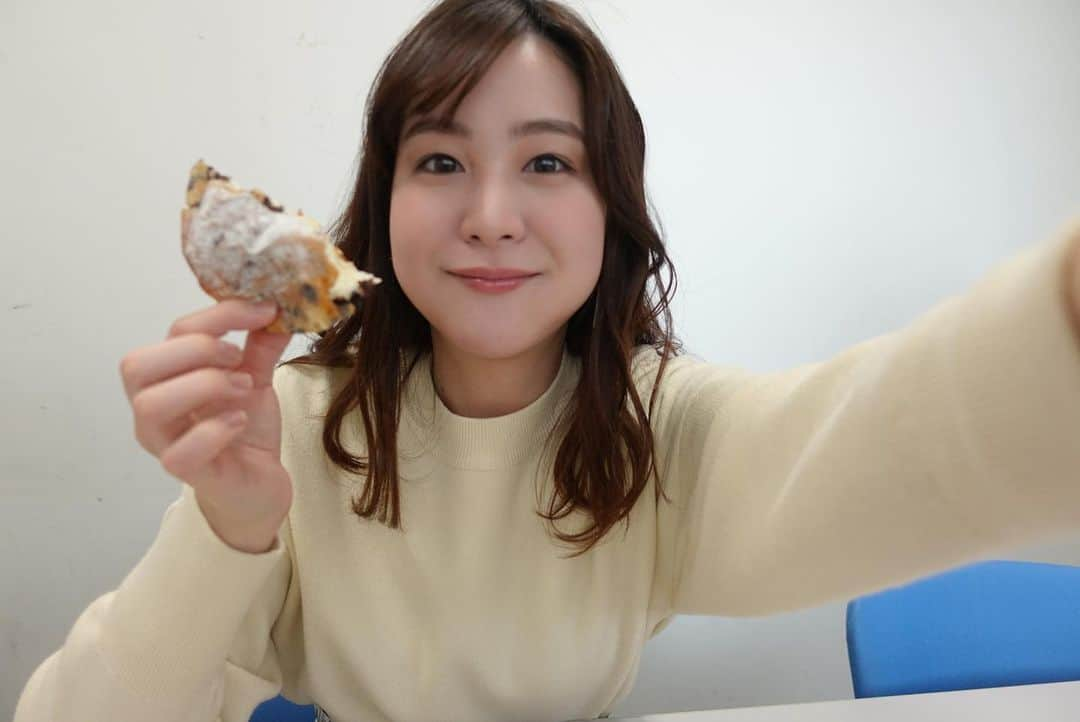 林美桜さんのインスタグラム写真 - (林美桜Instagram)「. チョコパンにしました🍞 今日は写真です🙋‍♀️ . #林の朝ごぱん#朝ごはん#朝#パン#パン派#パン屋巡り #パン屋さん #パン屋 #アナウンサー#東京」1月25日 17時02分 - miou0hayashi