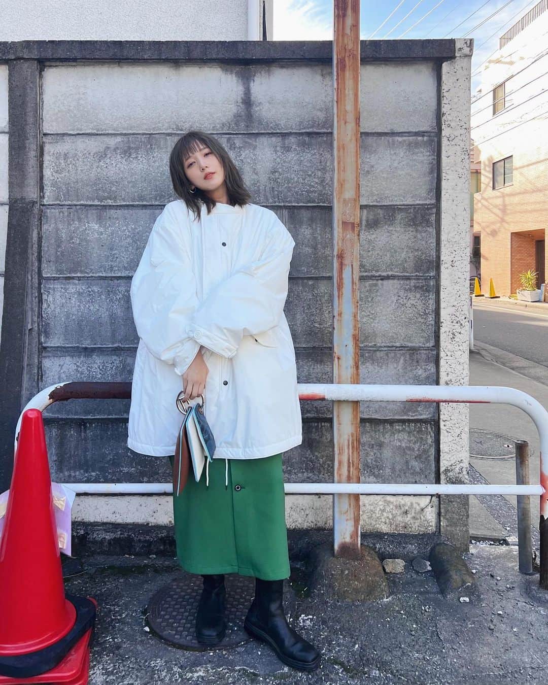 本田翼さんのインスタグラム写真 - (本田翼Instagram)「☁️ @can__ladies で購入した  @wildthings_jp コラボのアウター🤜🤛すんごくあたたかい🤤 スカートは @zozotown で購入した @dairiku のスカートです。 春の新作でした🎈 そしてそしてめちゃくちゃ周りから好評の @fendi のヴィンテージのバッグ。 意外と入ります。大事なことです😌 #ほんだのふく」1月25日 17時12分 - tsubasa_0627official