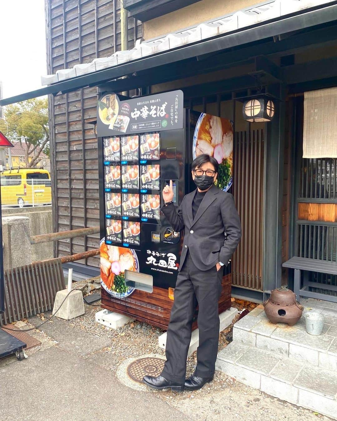 藤井フミヤのインスタグラム：「⁡ ⁡ 和歌山ラーメン、丸田屋の前に 初めて見ました、なんと！ ラーメンの自販機。 しかも オリジナルのラーメンが 味わえる。1食750円なり。 ⁡ #artist #art #artwork #nude #painting #illustration  #fineart #ファインアート #contemporaryart #現代アート #mixedmedia #visualart #design #graphicdesign #artoftheday #artcollection #アートコレクター #fumiyart2022 #十音楽団」