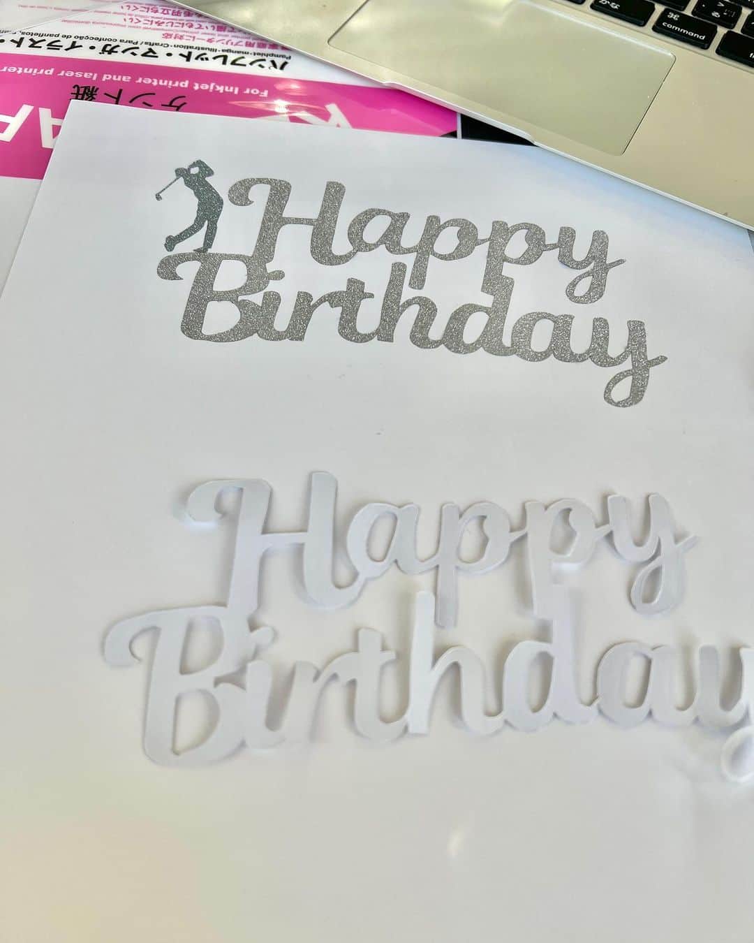 宮崎瑠依さんのインスタグラム写真 - (宮崎瑠依Instagram)「今日は夫の誕生日🎊  誕生日ケーキは翔くんの大好きなスターマンのデザインをオーダーしました👍✨w どんな仕上がりか…ドキドキしながらケーキを取りに行ったのですが…箱を開けた瞬間、あまりの可愛さに笑っちゃいました〜😍🤣😍w  ケーキはいつも @patisserie_r にお願いしています。 デザインのオーダーができて、いつもめっちゃくちゃ可愛くしてくれるの🥰そして可愛いだけじゃなく、すっっっごく美味しいという お気に入りのケーキ屋さんですw  ちなみにケーキトッパーは私の手作り🎉 誕生日のケーキトッパーを色々探していたんだけど、好みのものが見つからず…作っちゃえ！！と、思い切って作りました😎 材料は全てダイソーですw  翔くんおめでとー！！  #バースデーケーキ #オーダーケーキ #スターマンケーキ #ベイスターズケーキ #ケーキトッパー #手作りケーキトッパー #誕生日ケーキ #オリジナルケーキトッパー #名前ケーキトッパー」1月25日 18時02分 - ruimiyazaki