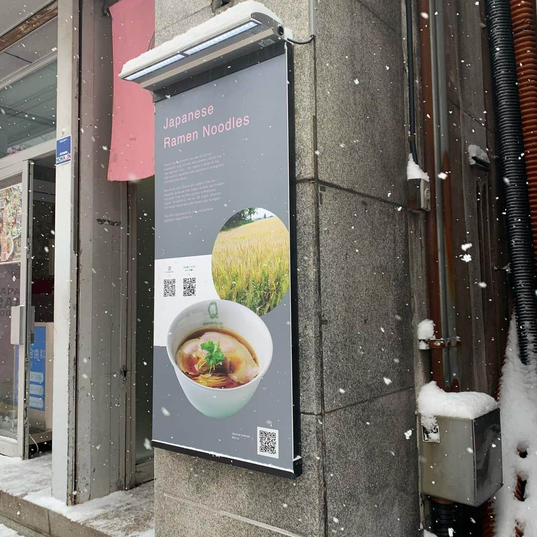 渡邉ひかるさんのインスタグラム写真 - (渡邉ひかるInstagram)「Japanese Ramen Noodle Lab Q 特製醤油らぁ麺 2200円 @大通 ・ ・ ・ ・ 仕事で地元北海道に来ていたので サクッと一人でラーメン。 ・ 友人から聞いて 気になっていたこのお店は 札幌味噌ラーメンとはまた違った お洒落上品な醤油ラーメンが オススメだという。 ・ ・ 折角だし行きたい！ と思い開店から数十分後にお店に到着。 ・ ・ ・ ・ …………おぉ、混んでいる。笑笑 ・ ・ 土日だったこともあったのか すでに地下にあるお店まで 10人程が並んでいるのが見える。 ・ 並んでみると既に 8時/9時/10時/と 整理券が配られているとのこと。 ・ ・ 整理券を持ってる人優先に 案内されていっていて それでも待つと入店可能。 ・ ・ 並び始めてから着丼まで トータルで1時間ほど。 ・ 並びます。笑 ・ ・ ・ メニューは食券機で購入。 ・ 何にしようかオーソドックスなものでも… と色々考えましたが なかなか北海道にも来られないので ちょっとリッチな “ 特製醤油らぁ麺　”に。 ・ ・ 特製にすることによって チャーシューの部位が増えたり 鳥チャーシュー、わんたん、半熟卵など 具材も多く追加される。 ・ ・ 店員さんに  「少し全体の量が多くなりますが麺の量はそのままで大丈夫でしょうか？」  と聞かれたものの 麺を減らすとスープのバランスが 若干変わってしまうとのことでしたので そのままでオーダー。 ・ ・ ・ 店内はなんとも都会的で お花が飾ってあったりと お洒落空間。 ・ ・ 楽しみにしていたビジュアルは… なんとも洗練された繊細で 綺麗な清湯スープ。 ・ ・ 豚ロース、肩ロース、低温調理鶏チャーシュー、炭火焼きの鳥もも肉。  とチャーシューだけでも 視覚的にも楽しめます。 ・ 三つ葉がいい感じに上品な 香りのアクセントになっていて これまた良い。 ・ ・ ・ 麺は北海道産の小麦を使用していて 細麺と中太麺の間くらいの ストレート麺。 ・ 舌触りが…すごい！ トゥルントゥルン！ 今まで食べてきたラーメンの中で 最も舌触りが滑らか。 ・ ・ ・ スープは口に含んだ瞬間に 鶏油の旨味、豚の甘味がググッと凝縮されて 舌に伝わってきて それでいて後味は醤油のスッキリとした飲み口があって 旨味が濃いけれど 重たくならない。 ・ ・ うんうん… 新しい。 ・ ・ ・ 半熟卵は生寄りのツルン加減。 ・ ・ 全粒粉入りのワンタンも お肉の存在感もあり香りも感じられる。 ・ ・ お洒落上品なラーメンも また寒い北海道で食べると 尚体に染み渡りました。 ・ ・ 量は少し多めに感じましたが しっかり完食です。 ・ ・ 女性が頼む際は麺少なめでも 良いかもしれませんね！ ・ ・ ・ 寒い時期この時期だからこそ 自分にご褒美の ラーメンを見つけてみては？ ・ ・ ・ ・ 営業時間⏰ 11:00ー15:00 ※整理券を事前に受け取るとスムーズ 詳しくは店舗Twitterを ・ ・ 定休日💤 日曜日 ・ ・ ・ ・ ・  #ラーメン #らーめん #らーめん部 #ラーメン好き #らーめん大好き  #らーめん部  #らーめんインスタグラマー  #らーめん女子  #ラーメン好きな人と繋がりたい  #麺スタグラム #ラーメン大好き渡邉さん #北海道 #札幌 #大通 #北海道グルメ #ラーメンq #japaneseramennoodlelabq  #ramen #noodles #百名店」1月25日 18時25分 - ramenwatanabe0215