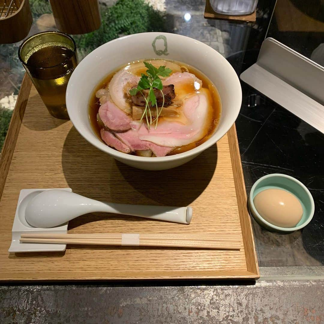 渡邉ひかるのインスタグラム：「Japanese Ramen Noodle Lab Q 特製醤油らぁ麺 2200円 @大通 ・ ・ ・ ・ 仕事で地元北海道に来ていたので サクッと一人でラーメン。 ・ 友人から聞いて 気になっていたこのお店は 札幌味噌ラーメンとはまた違った お洒落上品な醤油ラーメンが オススメだという。 ・ ・ 折角だし行きたい！ と思い開店から数十分後にお店に到着。 ・ ・ ・ ・ …………おぉ、混んでいる。笑笑 ・ ・ 土日だったこともあったのか すでに地下にあるお店まで 10人程が並んでいるのが見える。 ・ 並んでみると既に 8時/9時/10時/と 整理券が配られているとのこと。 ・ ・ 整理券を持ってる人優先に 案内されていっていて それでも待つと入店可能。 ・ ・ 並び始めてから着丼まで トータルで1時間ほど。 ・ 並びます。笑 ・ ・ ・ メニューは食券機で購入。 ・ 何にしようかオーソドックスなものでも… と色々考えましたが なかなか北海道にも来られないので ちょっとリッチな “ 特製醤油らぁ麺　”に。 ・ ・ 特製にすることによって チャーシューの部位が増えたり 鳥チャーシュー、わんたん、半熟卵など 具材も多く追加される。 ・ ・ 店員さんに  「少し全体の量が多くなりますが麺の量はそのままで大丈夫でしょうか？」  と聞かれたものの 麺を減らすとスープのバランスが 若干変わってしまうとのことでしたので そのままでオーダー。 ・ ・ ・ 店内はなんとも都会的で お花が飾ってあったりと お洒落空間。 ・ ・ 楽しみにしていたビジュアルは… なんとも洗練された繊細で 綺麗な清湯スープ。 ・ ・ 豚ロース、肩ロース、低温調理鶏チャーシュー、炭火焼きの鳥もも肉。  とチャーシューだけでも 視覚的にも楽しめます。 ・ 三つ葉がいい感じに上品な 香りのアクセントになっていて これまた良い。 ・ ・ ・ 麺は北海道産の小麦を使用していて 細麺と中太麺の間くらいの ストレート麺。 ・ 舌触りが…すごい！ トゥルントゥルン！ 今まで食べてきたラーメンの中で 最も舌触りが滑らか。 ・ ・ ・ スープは口に含んだ瞬間に 鶏油の旨味、豚の甘味がググッと凝縮されて 舌に伝わってきて それでいて後味は醤油のスッキリとした飲み口があって 旨味が濃いけれど 重たくならない。 ・ ・ うんうん… 新しい。 ・ ・ ・ 半熟卵は生寄りのツルン加減。 ・ ・ 全粒粉入りのワンタンも お肉の存在感もあり香りも感じられる。 ・ ・ お洒落上品なラーメンも また寒い北海道で食べると 尚体に染み渡りました。 ・ ・ 量は少し多めに感じましたが しっかり完食です。 ・ ・ 女性が頼む際は麺少なめでも 良いかもしれませんね！ ・ ・ ・ 寒い時期この時期だからこそ 自分にご褒美の ラーメンを見つけてみては？ ・ ・ ・ ・ 営業時間⏰ 11:00ー15:00 ※整理券を事前に受け取るとスムーズ 詳しくは店舗Twitterを ・ ・ 定休日💤 日曜日 ・ ・ ・ ・ ・  #ラーメン #らーめん #らーめん部 #ラーメン好き #らーめん大好き  #らーめん部  #らーめんインスタグラマー  #らーめん女子  #ラーメン好きな人と繋がりたい  #麺スタグラム #ラーメン大好き渡邉さん #北海道 #札幌 #大通 #北海道グルメ #ラーメンq #japaneseramennoodlelabq  #ramen #noodles #百名店」