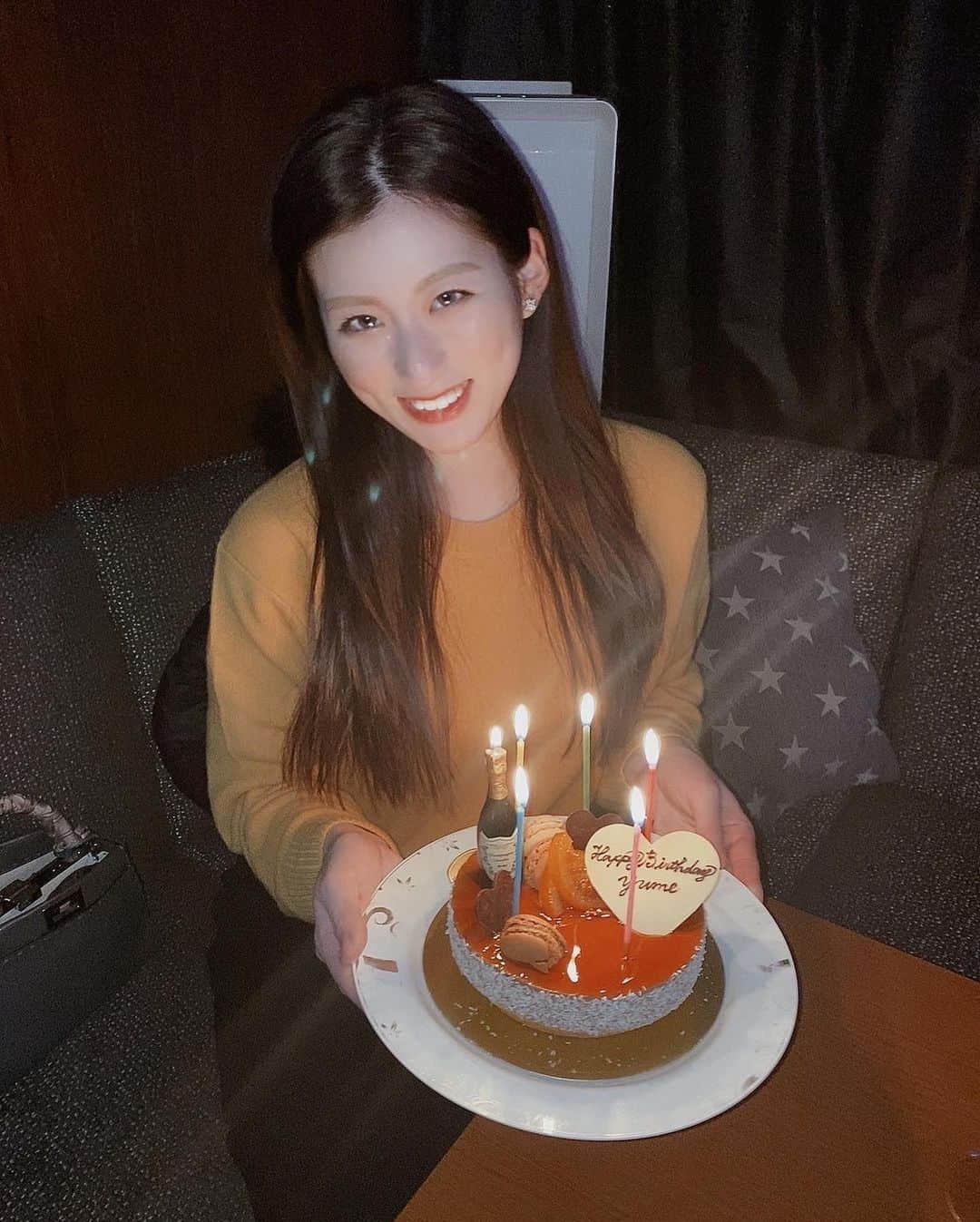 神崎裕女のインスタグラム：「また1つ歳を重ねて お誕生日お祝いして貰いました☺️❤️🎂 有難くてしあわせ❤️ #mybirthday #birthday #26th #happy #cake #birthdaycake #surprise #誕生日 #サプライズ #ケーキ #バースデー #2022」