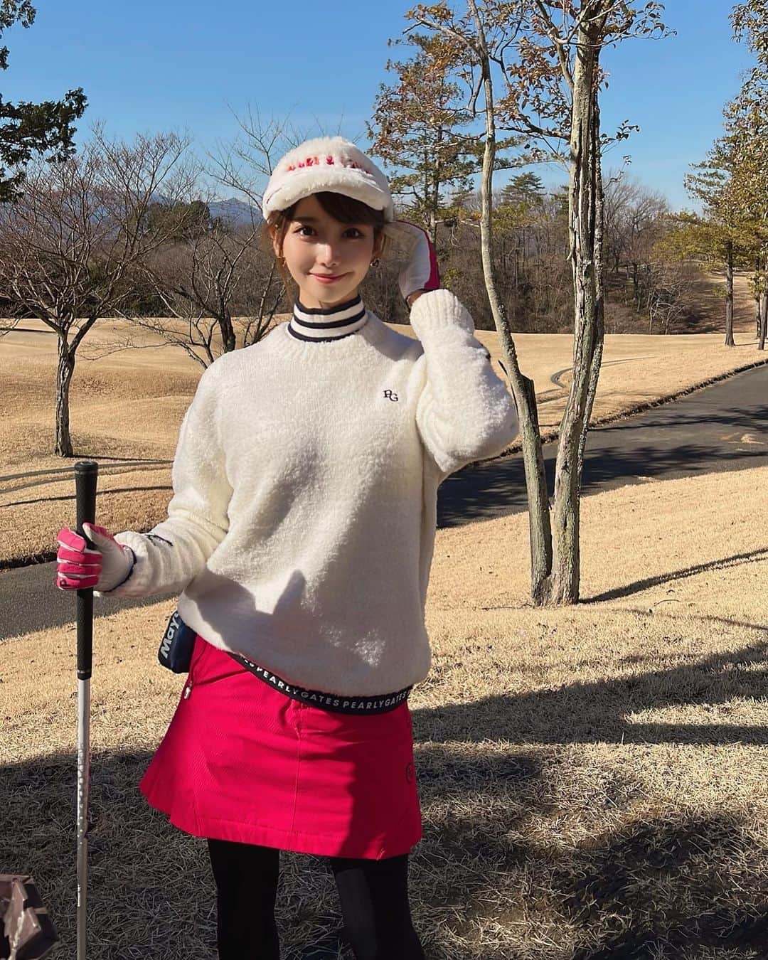 のインスタグラム：「. こんばんは🌃 カメラを向けられるとなんとなくキメがちなので🤣、自然な写真達を🤳 過去picですが🤍 . 来週くらいから少しずつゴルフを再開できればな〜と思ってる まずはアプローチからかな⛳️ パタ練する！とか言っておきながら全然やってないや。。🤣 来週からがんばろうっと。。！ . 3枚目は飛行機雲が綺麗に見えてたから急いでぱしゃり🛩☁️✨ . クラブ振るのがまだできないけど、はやくゴルフ場に行きたいな〜🥺⛳️ . #ゴルフ女子#ゴルフ初心者#ゴルフ#ゴルフ好き#ゴルフ好きな人と繋がりたい#ゴルフウェア#ゴルフコーデ#ゴルフファッション#ゴルフ場#golf#golfwear#golflife#golfstagram#golfislife#golfer#golfgirl#golfshot#fashion#pearlygates」