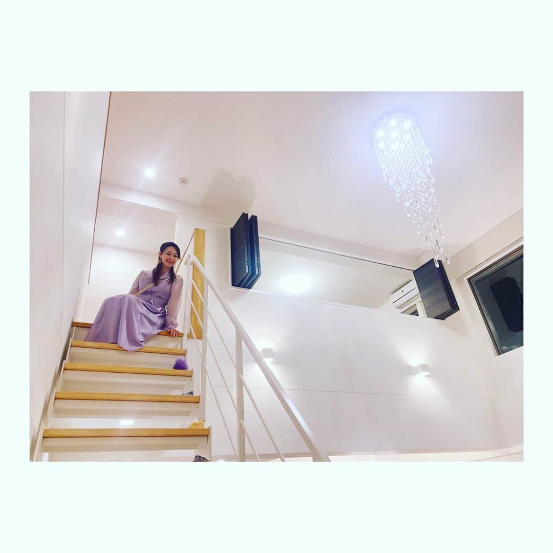 真野みづほさんのインスタグラム写真 - (真野みづほInstagram)「【スケール】  　　　🦋🎙フォローミー🎙🦋 　　　　　 @mizuhomano  　　　【Spiritualアナウンサー】　　　　　　　   幸波動コミュニケーション専門家 　　　　　　　　♡ 　　　美波動Lifeメッセンジャー　　 　　　　　　真野みづほ  〜〜〜〜〜〜〜〜〜〜〜〜〜〜〜〜〜〜〜〜〜〜〜〜〜〜  【スケール】  スケールは日本語でいう「ものさし」☺️   この「ものさし」が自分の正しさであって、  つまりそれぞれの固定観念。　　　　　 　  でもそれが時に円滑なコミュニケーションを邪魔する時が　　　ある😊　　　　　　  自分の「ものさし」で善い悪いの判断をするのではなく、　　　お互いにとって良い方法を探す✨　　　　 　　  人とのコミュニケーションにおいて大切なことですね💖　　　 　　　  相手を否定する気持ち、疑う気持ちが相手に伝わり、　　　 相手のネガティヴな部分が引き出される。　　　 　　　  逆に相手を信頼する愛は相手に伝わり、　　　 お互いに愛が循環していく🥰✨　　　　 　　  自分の基準で人をはかったりしない人のことを「あの人は器が大きい」と言うことがありますが、その余裕感も人の魅力だったりします✨　　　  　　　  スケールは宇宙規模で🌌✨　　　 　　　  今年も愛を循環させて、愛を循環していく方たちのサポートもさせていただきます〜😊💖  〜〜〜〜〜〜〜〜〜〜〜〜〜〜〜〜〜〜〜〜〜〜〜 公式LINE「お金と愛を呼び込む♡幸波動話術」 お友達追加していただくと、 ↓ ✅7日間の無料オンラインプログラム動画プレゼント🎁  ✅「あなたもまだ氣付いていない？！理想のあなた診断表」プレゼント🎁  ✅人前で話す時に"伝わる"10のポイントPDFプレゼント🎁  ✅電子書籍「愛し愛されの人間関係構築〜幸波動コミュニケーション術」第1章〜第3章のPDF🎁 ↓ @mizuhomano 〜〜〜〜〜〜〜〜〜〜〜〜〜〜〜〜〜〜〜〜 「お金と愛を呼び込む♡幸波動話術」では、　　 「外面」「内面」を美しく波動を整え、　　 「話し方やコミュニケーションスキル」をアップする✨ この両方からアプローチできるようにしています😊🌹  ーーーーーーーーー <公式LINE> 「お金と愛を呼び込む♡幸波動話術」  🌹波動を整え人生を豊かにする「幸波動コミュニケーション」に関する情報  🌹外面・内面の磨き方に関する情報  🌹話し方や表現力、コミュニケーションスキルに関する情報  その他、講座情報やイベントの先行案内など、LINEの方限定の情報も無料配信しています😊  〜〜〜〜〜〜〜〜〜〜〜〜〜〜〜〜〜〜〜 【公式LINEお友達追加特典】 　 ✅「お金と愛を呼び込む♡幸波動話術」7日間の無料オンラインセミナー動画  ✅「あなたがまだ氣付いていない？！理想のあなた診断表」　　  ✅人前で話す時に"伝わる"10のポイントPDF  ✅電子書籍「愛し愛されの人間関係構築〜幸波動コミュニケーション術」第1章〜第3章のPDF  をプレゼントさせていただいてます🎁（＊男女問わず）   ぜひお友達追加してくださいませ☺️💕  プロフページから「公式LINE」をお友達追加していただき、プレゼントしています✨↓ @mizuhomano   〜〜〜〜〜〜〜〜〜〜〜〜〜〜〜〜〜〜〜  <真野みづほのLINE公式アカウント> LINEで「@mizuhomano」をID検索  〜〜〜〜〜〜〜〜〜〜〜〜〜〜〜〜〜〜〜  #愛  #波動  #宇宙  #love  #幸せ」1月25日 18時54分 - mizuhomano