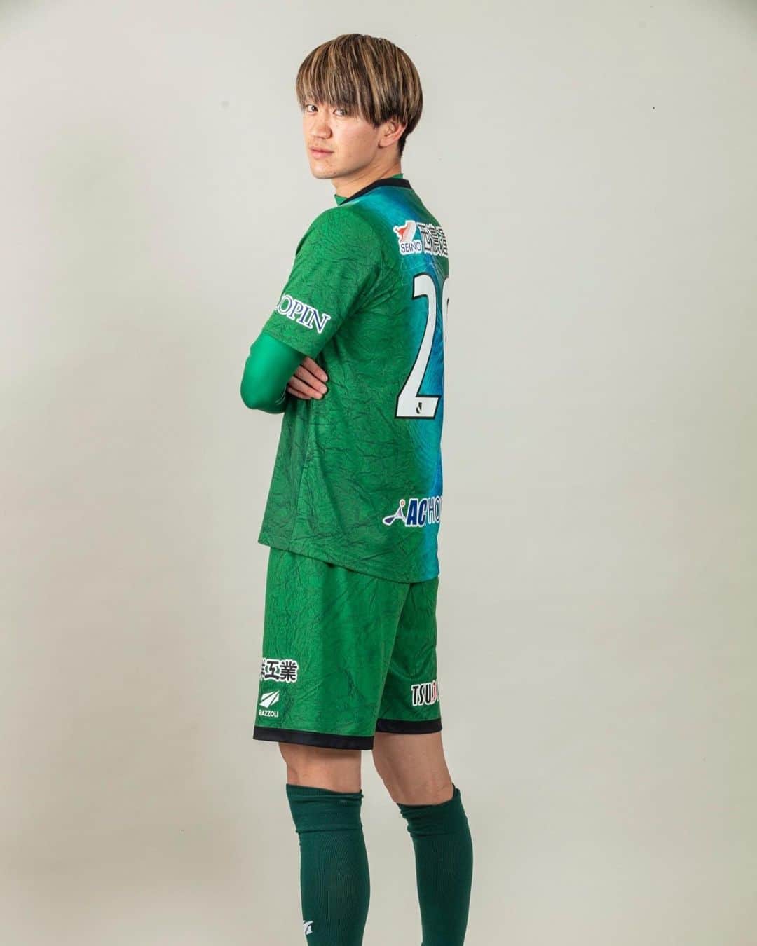 松本歩夢のインスタグラム：「勝負の年。  🐯🐯🐯  #fcgifu  #29 #緑に愛着湧いてきました」
