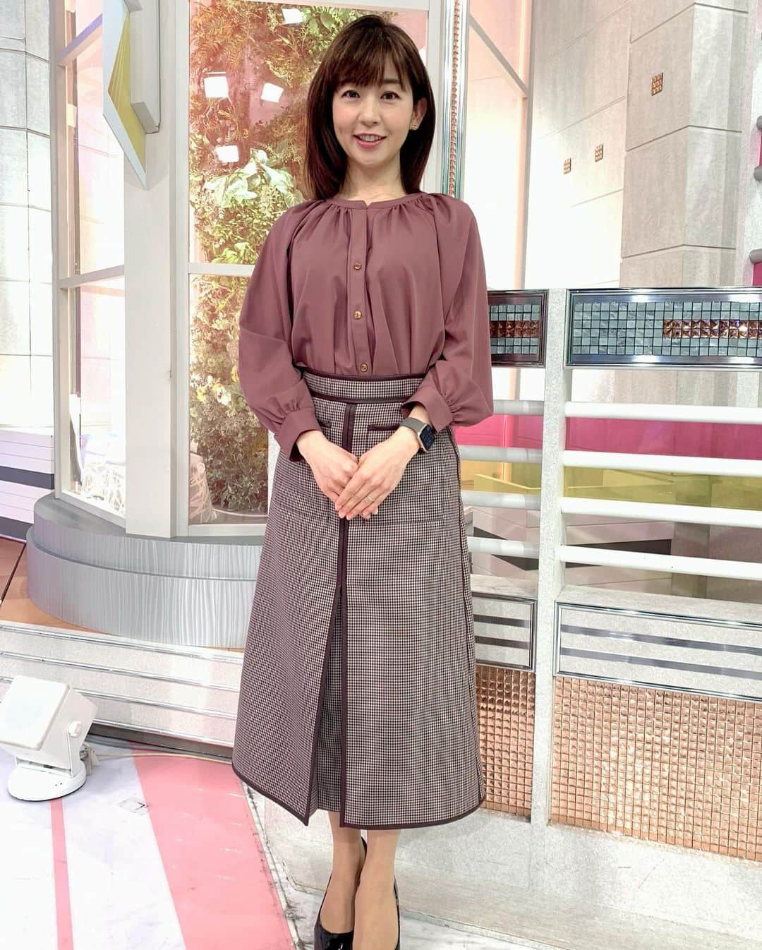新成人　松尾由美子 松尾由美子さんのインスタグラム写真 - (松尾由美子Instagram)「こんばんは。 今週も1週間が始まりました。 どうぞよろしくお願いします。  今日の衣装は袖もデザインが可愛かったですよ。 今日はパパのリハーサルが早めに終わり、 保育園に迎えに行ってくれています ...