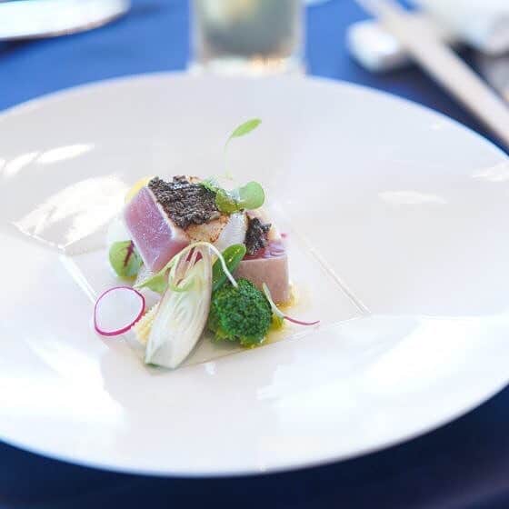 Dears Weddingのインスタグラム：「Dears Wedding Instagram編集部のyopiです🌙⭐️  今回は「料理にこだわった方が良い理由」を私なりにお伝えできればと思います♩  皆様、結婚式が結んだ後に言われたい言葉ってきっとたくさんありますよね。。！  実はその中でも卒花嫁様たちの意見で大部分を占めているのは、 「料理が美味しかった！」と言われるのが1番嬉しいということ😳❤️  料理は小さなお子様からご年配のゲストまで全員が楽しめるもの🍽  1番おもてなしが表現できる場所なんです！*°  是非皆様お料理にこだわってみてはいかがでしょうか？♡  ----------------------------------- 是非 #dears花嫁 のハッシュタグをつけて投稿してくださいね🎶  #プレ花嫁 #DearsWedding #結婚式試食会 #結婚式メニュー #デッサン #結婚式料理 #料理写真 #料理好きな人と繋がりたい #ウェディングレポ #結婚式場 #新郎新婦 #卒花嫁 #ふたりの未来を探す旅」