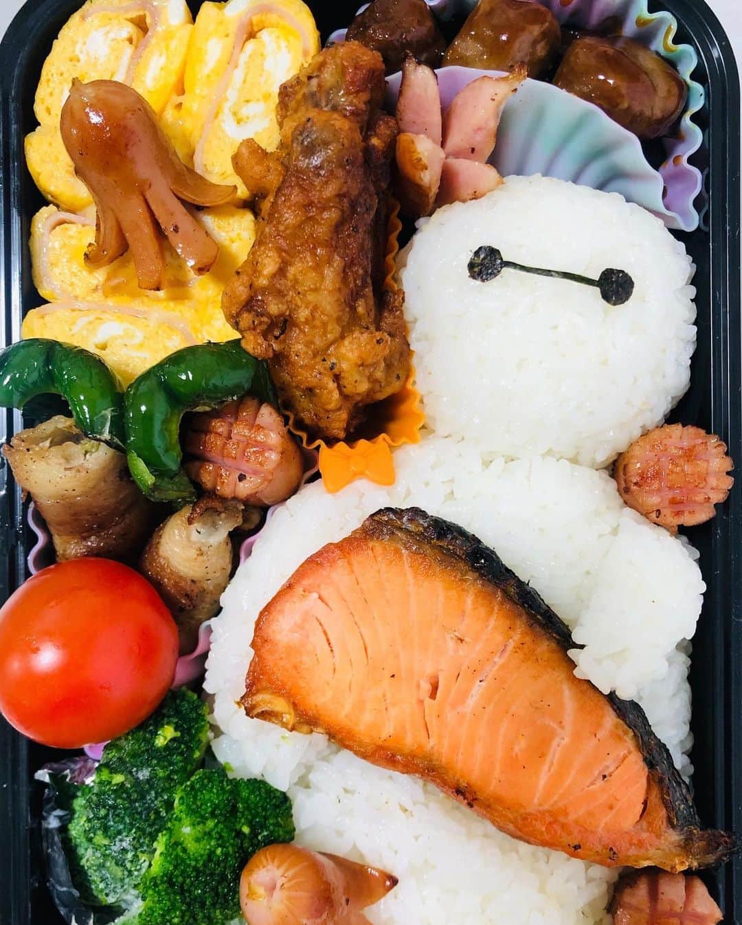 王子谷剛志のインスタグラム：「久々のお弁当🍱 キャラ弁のレベルがワンアップしてた🥺 これ食べて午後頑張れました💪 #ベイマックス #鮭持ってる #俺じゃないよ #俺じゃないよね」