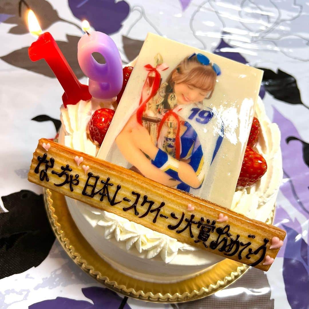 のインスタグラム：「大スキふぁみりーに お祝いしてもらいました☺️🏆  サプライズで ケーキが出てきたの😭💓 こういう写真のかわいいケーキ もらったの初めて🥺🎂  すっぴんボサボサですが オフはだいたいこんな感じです😂  本当にありがとー😚🍓  #フォトケーキ  #安田七奈 #なーちゃ #レースクイーン #rq #ラウンドガール #グラビア #グラビアアイドル #グラドル #インスタグラビア#美乳 #ムチムチ #むちむち #wedssport #bandoh #セクシー #セクシー美女#wedssportracinggals #followme #japanese #japanesegirl #instagood #instalike #photooftheday #팔로우 #얼스타그램 #粉我 #非常好 ⠀ ⠀」