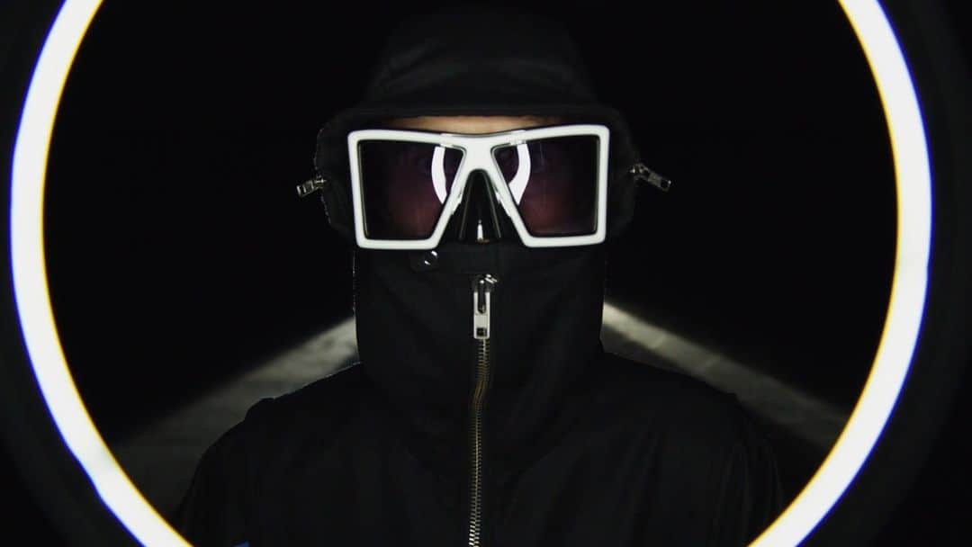 コモノのインスタグラム：「Walter Van Beirendonck AW22-23 Otherwordly, a sunglasses collaboration with KOMONO debuted at men’s fashion week in Paris.   The collaboration will be available in July.   Production by @shoottheartist @katarinavercammen Directed by @bjorntagemose Music by @hantraxmusic」