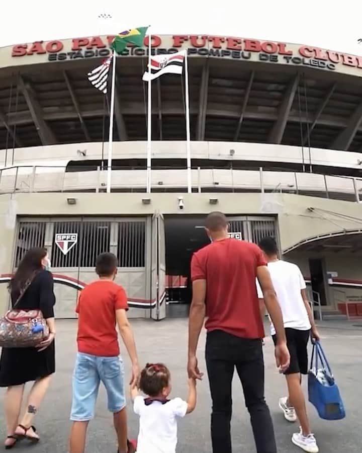 ミランダのインスタグラム：「Parte da minha família! Parabéns, @saopaulofc , pelos 92 anos de história e de conquistas. Orgulho enorme fazer parte. Obrigado, Tricolor! ❤️🇾🇪」