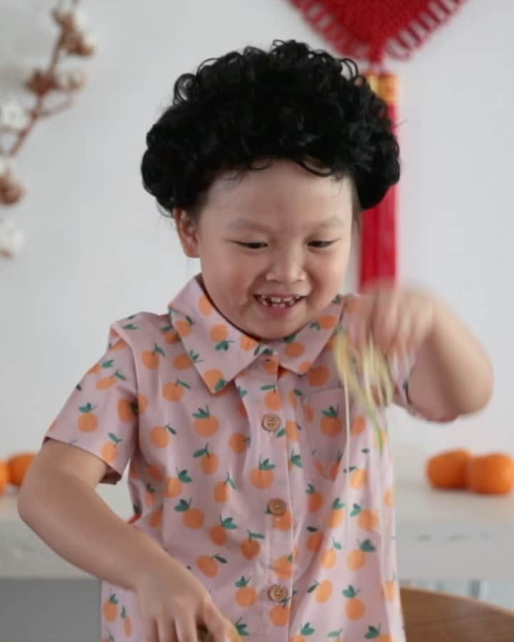 MOMOツインズのインスタグラム：「Let Ah Ma show you what a real Yu Sheng is!  From groceries to festive goodies, you will find sure-to-please Ah Ma gifts this Lunar New Year.  Enjoy exclusive deals such as 1-for-1 Kinohimitsu Bird’s Nest and a variety of CNY gift sets to delight your loved ones and usher in golden beginnings. Huat ah!  Head down to any 9 FairPrice Xtra stores now!  #FairPriceXtra  #FairPriceCNYHuat @fairpricesg」