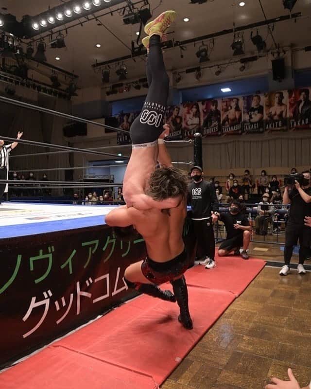 青木真也のインスタグラム：「場外ブレンバスター　そろそろ格闘技戦もする#危ない#危険#プロレス#後楽園ホール #ブレンバスター#ddtpro #竹下幸之介#青木真也#宇野薫」