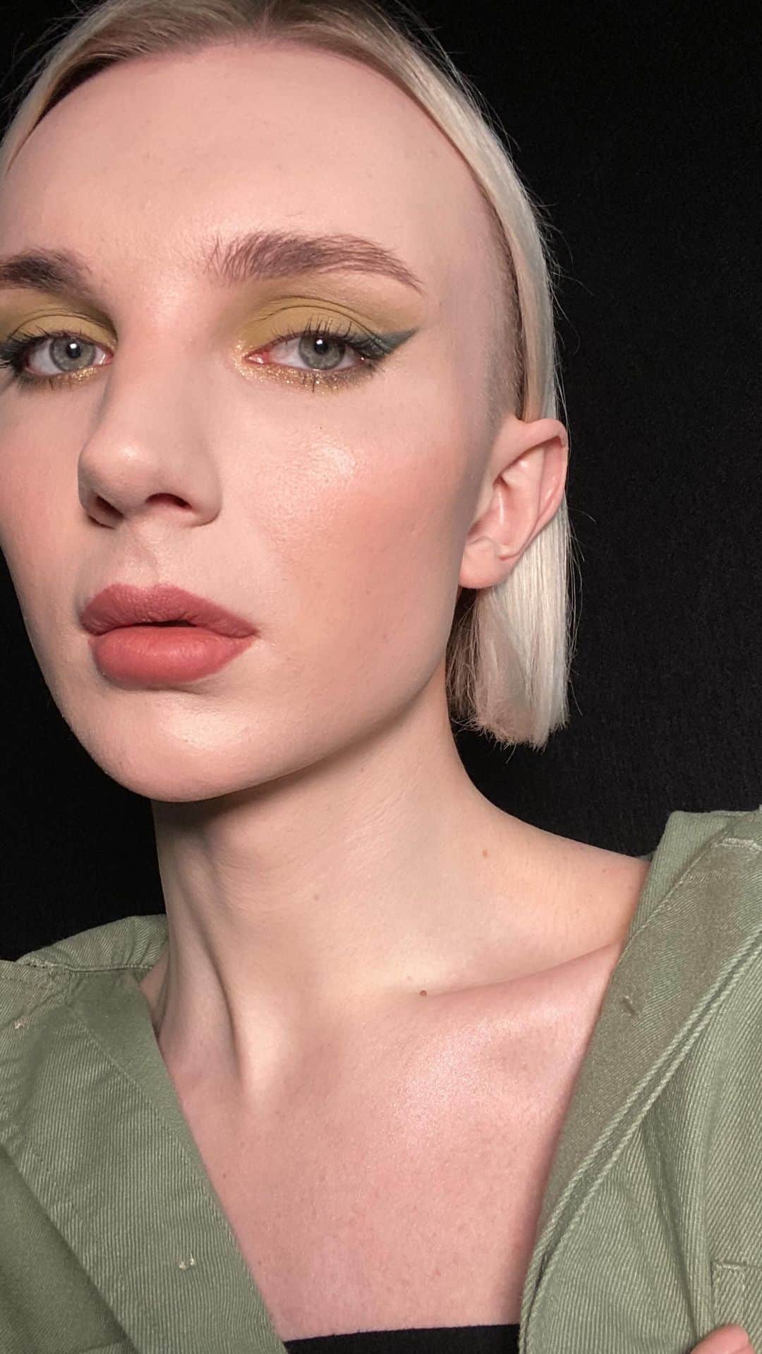 のインスタグラム：「Оливковая ветвь 🌿 Национальный визажист М•А•С Григорий Разин @gregoryrazin показывает макияж глаз в травяной гамме с сияющими стрелками. Смотри, сохраняй и пробуй тренд #OLIVESUEDE!  #MACCosmeticsRussia」