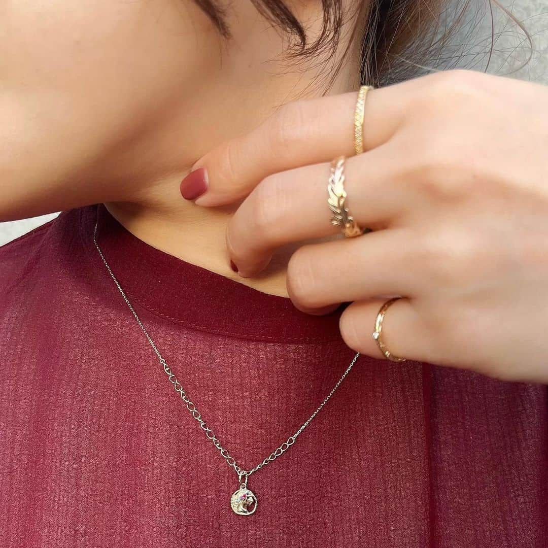 ageteさんのインスタグラム写真 - (ageteInstagram)「【agete Staff Coordinate】  アガットスタッフのスタイリングをご紹介。  ゴールドで統一したシンプルなコーディネートは フェザーのリングをポイントに。  #agete #jewelry #accessory #diamond #emerald #amethyst #ruby #sapphire #ring #necklace #coordinate #styling #springcollection #newarrival #アガット #ジュエリー #アクセサリー #ダイヤモンド #ルビー #エメラルド #アメジスト #サファイア #リング #コーディネート #スタイリング #新作 #数量限定 #コインネックレス」1月25日 21時09分 - agete_official