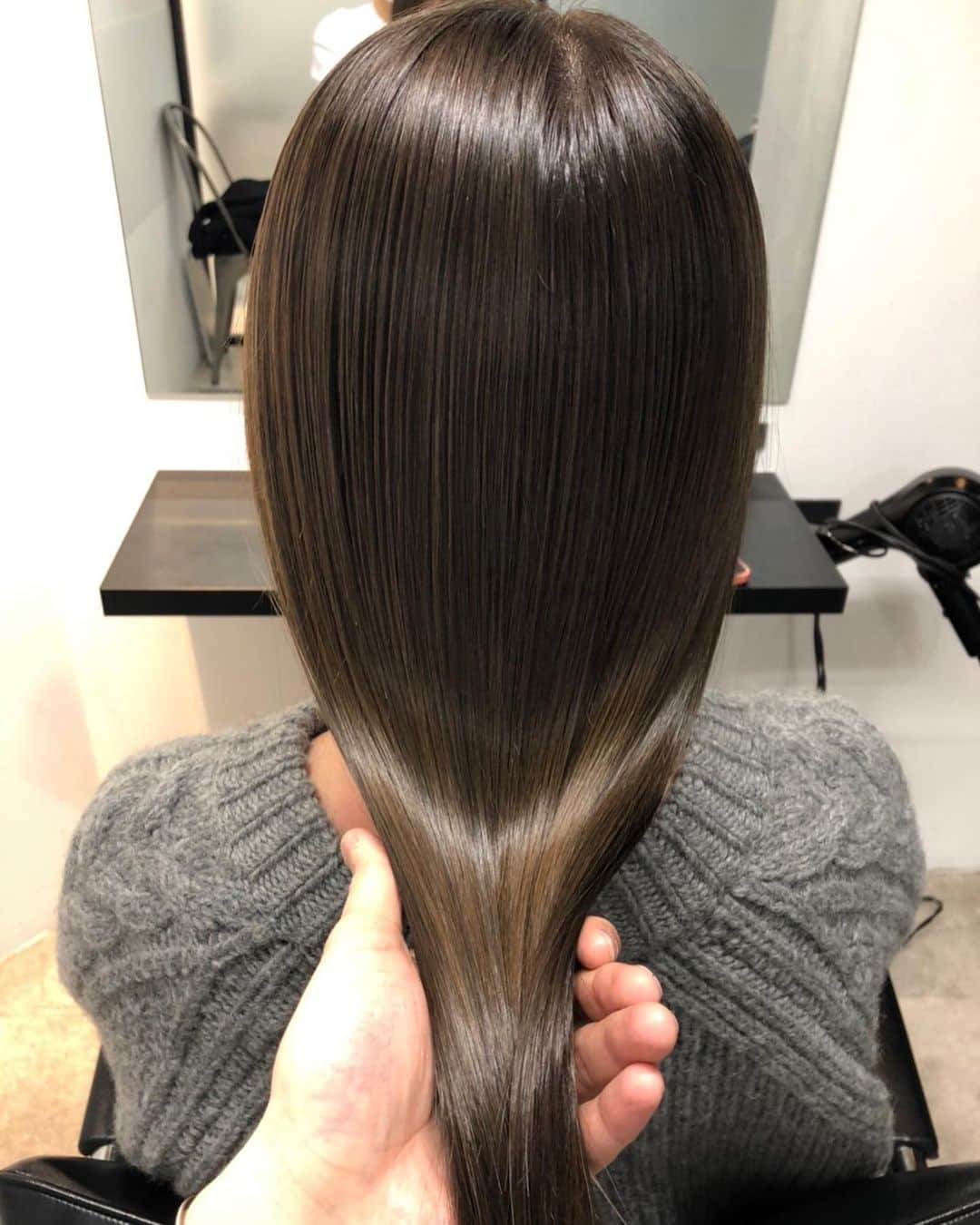 菅本裕子さんのインスタグラム写真 - (菅本裕子Instagram)「今日はヘアサロンに❤︎ ⁡ オリーブベージュの暗めです🙌 ⁡ とにかくサラッサラ、ツヤツヤにしてもらいました！ミネコラトリートメント最高！✨ ⁡ ねもとさんいつもありがとうです〜！ ⁡ @nemo_noos   #ゆうこすヘアー #オリーブベージュ #ヘアカラー #グレージュ #グレージュカラー」1月25日 21時17分 - yukos0520