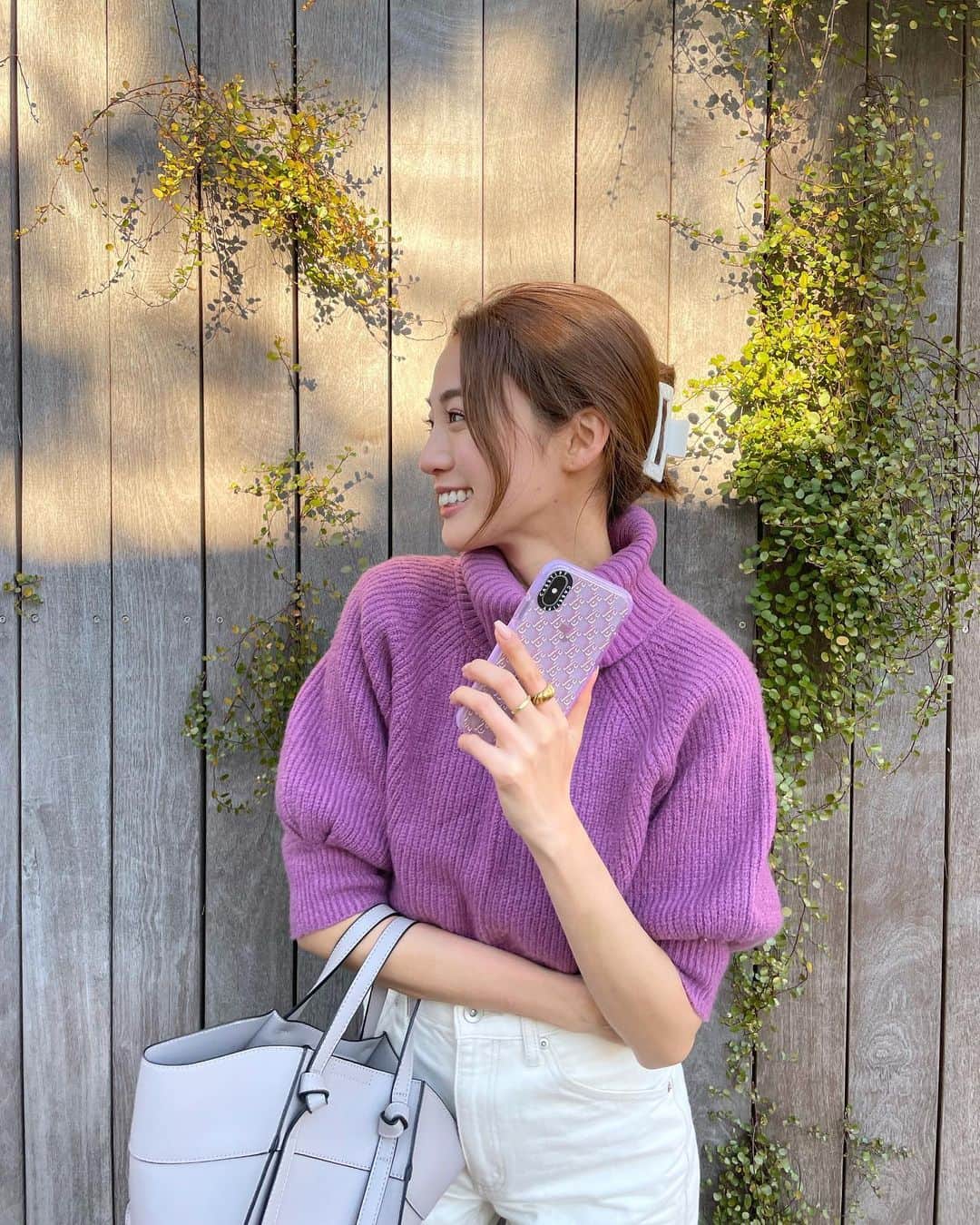 志田友美（ゆうみん）さんのインスタグラム写真 - (志田友美（ゆうみん）Instagram)「New case🤳💟  パープル珍しくて挑戦してみた💜 自分の好きな文字とか色をカスタムできるから自分らしいケースになるよん💯  衝撃を吸収するCASETiFY独自の素材を使用しているから、高さ2メートルの衝撃にも耐えられるんだって🤦🏽‍♀️  360度全方面からスマホを保護してフチが液晶よりも高く設定されてるからよくiPhone落とす私にぴったり🥺  【15YUUMISHIDA】を入力すると15％offになるよ💁🏽‍♀️！iPhone13シリーズにも適用されるよ❤️‍🔥  #CASETiFY #ShowYourColors #iPhone13 #iPhoneケース #プロモーション @casetify_jp @casetify」1月25日 21時17分 - yuumi_shida