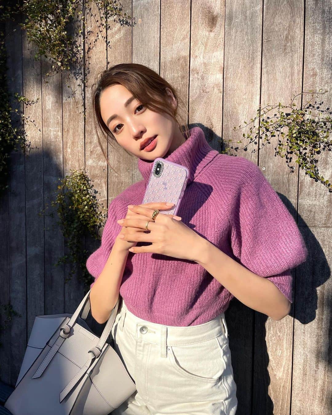 志田友美（ゆうみん）のインスタグラム：「New case🤳💟  パープル珍しくて挑戦してみた💜 自分の好きな文字とか色をカスタムできるから自分らしいケースになるよん💯  衝撃を吸収するCASETiFY独自の素材を使用しているから、高さ2メートルの衝撃にも耐えられるんだって🤦🏽‍♀️  360度全方面からスマホを保護してフチが液晶よりも高く設定されてるからよくiPhone落とす私にぴったり🥺  【15YUUMISHIDA】を入力すると15％offになるよ💁🏽‍♀️！iPhone13シリーズにも適用されるよ❤️‍🔥  #CASETiFY #ShowYourColors #iPhone13 #iPhoneケース #プロモーション @casetify_jp @casetify」