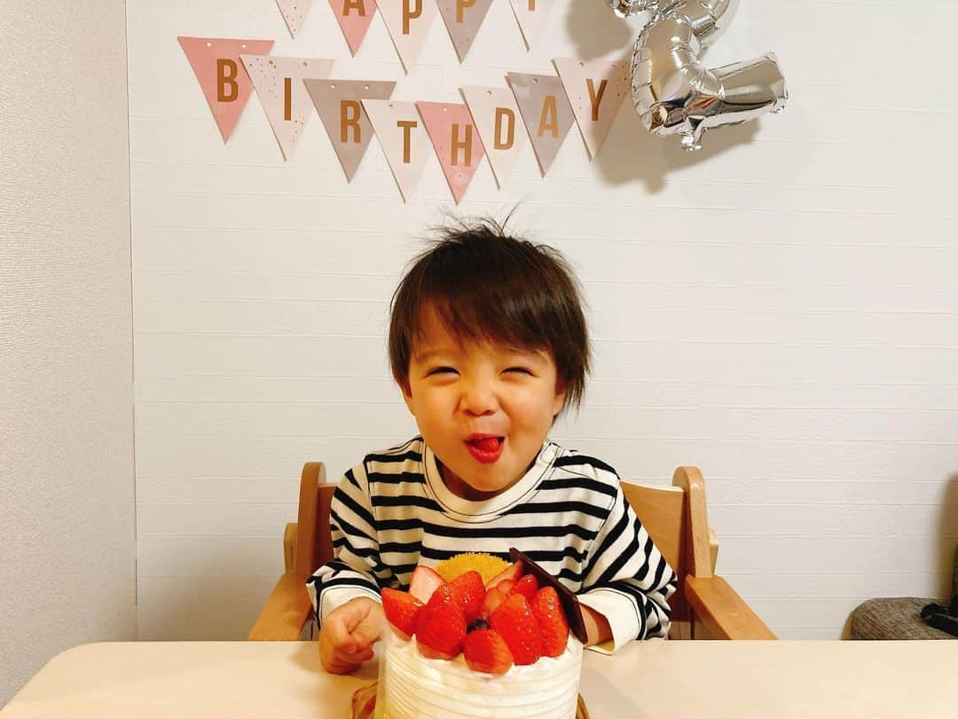 赤谷奈緒子さんのインスタグラム写真 - (赤谷奈緒子Instagram)「今日は👶くん2歳のお誕生日でした👏🎉👶💕 . . もう2歳だなんて早すぎますが… 最近は言葉がまた少しづつ増えてきて可愛くてしょうがない…☺︎💓 . . 写真撮影は難しすぎた為 あまり撮れずでしたがw、 🎁もたくさんもらい嬉しそうな👶くん☺️ . . いちごはほとんど食べられたのでパパとママは下だけ頂いたよ🤫w . . 毎日色んな出来事がたくさんあるけど、 2歳もたくさん笑って過ごせるように、色んな経験できたらいいね😌 . . イヤイヤも最近はよくありすぎるけど ママも余裕を持てるように頑張るね💪💕 . . #happybirthday #2歳誕生日 #お誕生日おめでとう #男の子ママ#family#全然写ってないけど#ぱぱ飾り付けありがとうね🤫💕w」1月25日 21時18分 - naokoakatani