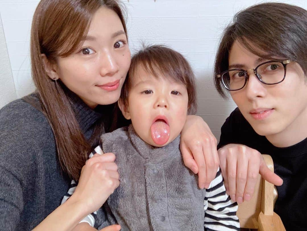 赤谷奈緒子さんのインスタグラム写真 - (赤谷奈緒子Instagram)「今日は👶くん2歳のお誕生日でした👏🎉👶💕 . . もう2歳だなんて早すぎますが… 最近は言葉がまた少しづつ増えてきて可愛くてしょうがない…☺︎💓 . . 写真撮影は難しすぎた為 あまり撮れずでしたがw、 🎁もたくさんもらい嬉しそうな👶くん☺️ . . いちごはほとんど食べられたのでパパとママは下だけ頂いたよ🤫w . . 毎日色んな出来事がたくさんあるけど、 2歳もたくさん笑って過ごせるように、色んな経験できたらいいね😌 . . イヤイヤも最近はよくありすぎるけど ママも余裕を持てるように頑張るね💪💕 . . #happybirthday #2歳誕生日 #お誕生日おめでとう #男の子ママ#family#全然写ってないけど#ぱぱ飾り付けありがとうね🤫💕w」1月25日 21時18分 - naokoakatani