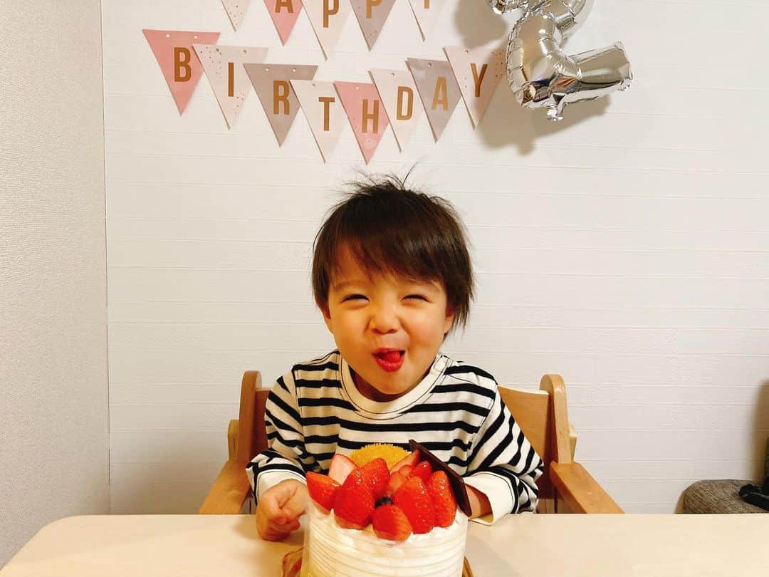 赤谷奈緒子のインスタグラム：「今日は👶くん2歳のお誕生日でした👏🎉👶💕 . . もう2歳だなんて早すぎますが… 最近は言葉がまた少しづつ増えてきて可愛くてしょうがない…☺︎💓 . . 写真撮影は難しすぎた為 あまり撮れずでしたがw、 🎁もたくさんもらい嬉しそうな👶くん☺️ . . いちごはほとんど食べられたのでパパとママは下だけ頂いたよ🤫w . . 毎日色んな出来事がたくさんあるけど、 2歳もたくさん笑って過ごせるように、色んな経験できたらいいね😌 . . イヤイヤも最近はよくありすぎるけど ママも余裕を持てるように頑張るね💪💕 . . #happybirthday #2歳誕生日 #お誕生日おめでとう #男の子ママ#family#全然写ってないけど#ぱぱ飾り付けありがとうね🤫💕w」