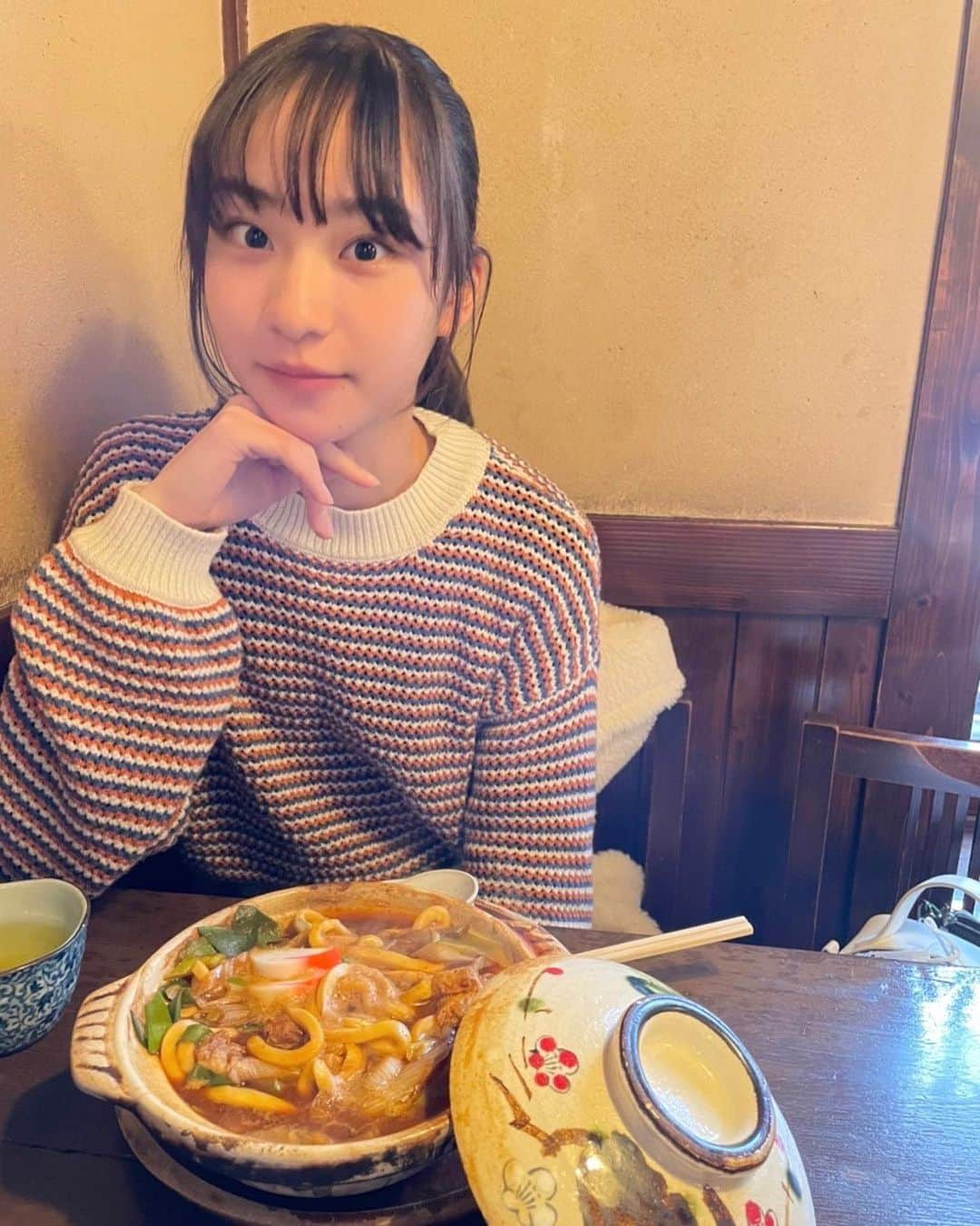 太田雫さんのインスタグラム写真 - (太田雫Instagram)「・ ・ 味噌煮込みうどん🥢 ・ 久しぶりに食べたけどおいしかったです(*˙˘˙*) ・ 写真撮ってる時弟が😐←こんな顔でこっち見てました笑 ・ #ニコラ#太田雫 #味噌煮込みうどん#おいしい#他撮り#food」1月25日 21時32分 - _shizukuota