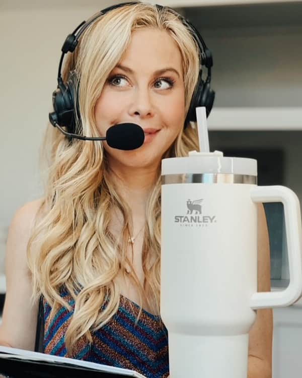 タラ・リピンスキーのインスタグラム：「I am very committed to staying hydrated, especially during my long hours in the commentating booth! The @Stanley_Brand Quencher keeps my water on ice while I’m on set. I love all 40 oz of this stylish, reliable hydration accessory. #HydrateWithStanley」