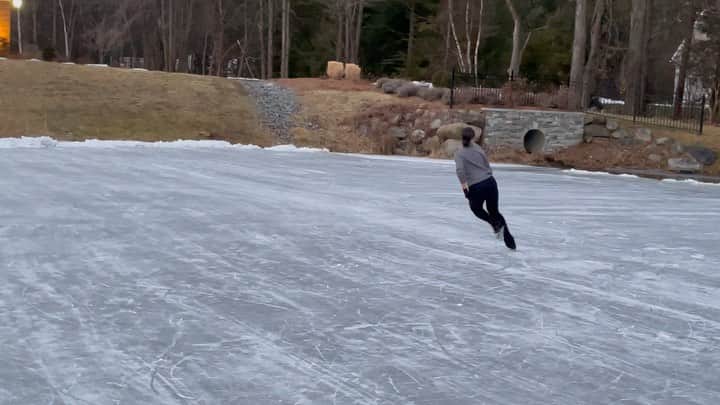 ブルックリー・ハンのインスタグラム：「Hobbies include outdoor twizzling in ancient boots and blades ⛸」