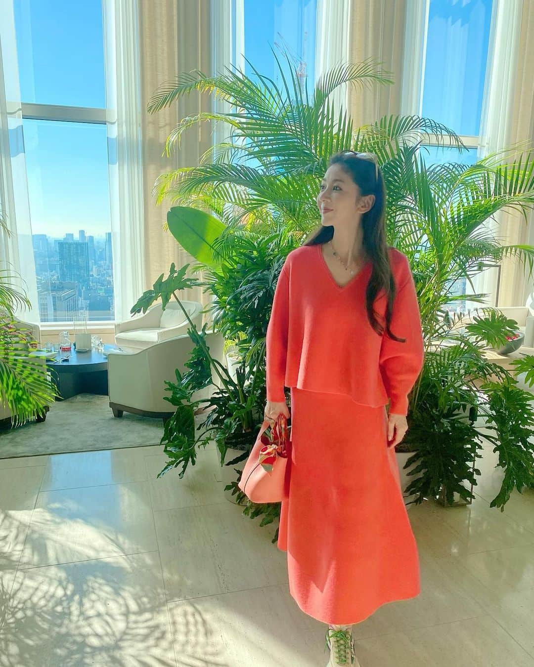 君島十和子さんのインスタグラム写真 - (君島十和子Instagram)「次女が撮ってくれた写真です。  先日の映画館に行った時の投稿の夫婦の写真も彼女ならでは……  私にとっては、いつまでも「小さな娘」のはずが、いつのまにか撮りながら  「背景がこっちの方がキレイ」とか 「髪がちょっと…」とか  客観的なアドバイスをくれる様になり、さらに 娘だからこそ私も"よそ行き"じゃない 感じでいられます。  👼🏻生まれた時から携帯があって、 物心ついた時にはSNSが普及している世代の「感性」にいろいろ助けてもらってます… あ〜 また言われそうです💦 「インスタの文章長過ぎるよ×××××」  #家族 #次女の成長 #君島十和子 #いつもありがとね #ftcbeauty #ftcbeauty.staff #ftcaoyama」1月26日 8時09分 - ftcbeauty.official