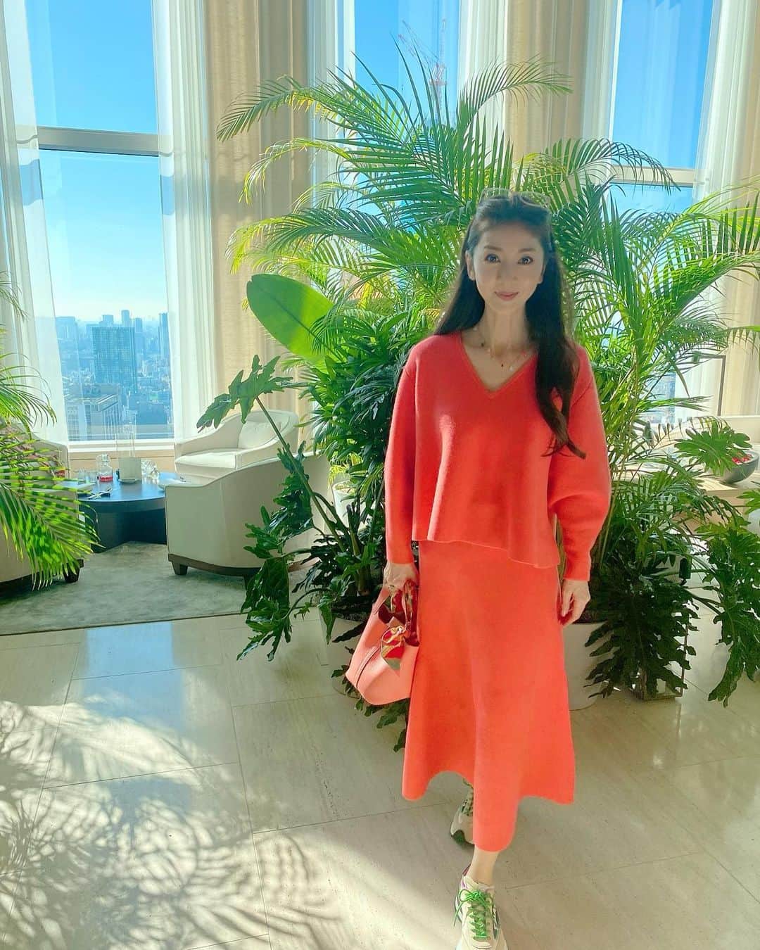 君島十和子さんのインスタグラム写真 - (君島十和子Instagram)「次女が撮ってくれた写真です。  先日の映画館に行った時の投稿の夫婦の写真も彼女ならでは……  私にとっては、いつまでも「小さな娘」のはずが、いつのまにか撮りながら  「背景がこっちの方がキレイ」とか 「髪がちょっと…」とか  客観的なアドバイスをくれる様になり、さらに 娘だからこそ私も"よそ行き"じゃない 感じでいられます。  👼🏻生まれた時から携帯があって、 物心ついた時にはSNSが普及している世代の「感性」にいろいろ助けてもらってます… あ〜 また言われそうです💦 「インスタの文章長過ぎるよ×××××」  #家族 #次女の成長 #君島十和子 #いつもありがとね #ftcbeauty #ftcbeauty.staff #ftcaoyama」1月26日 8時09分 - ftcbeauty.official