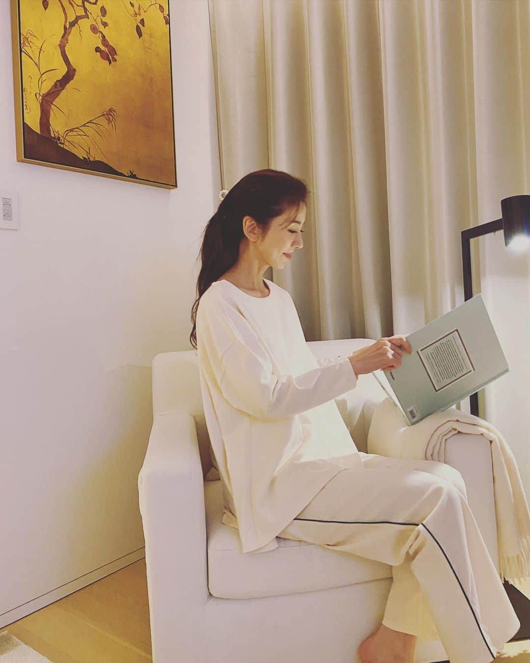 君島十和子さんのインスタグラム写真 - (君島十和子Instagram)「次女が撮ってくれた写真です。  先日の映画館に行った時の投稿の夫婦の写真も彼女ならでは……  私にとっては、いつまでも「小さな娘」のはずが、いつのまにか撮りながら  「背景がこっちの方がキレイ」とか 「髪がちょっと…」とか  客観的なアドバイスをくれる様になり、さらに 娘だからこそ私も"よそ行き"じゃない 感じでいられます。  👼🏻生まれた時から携帯があって、 物心ついた時にはSNSが普及している世代の「感性」にいろいろ助けてもらってます… あ〜 また言われそうです💦 「インスタの文章長過ぎるよ×××××」  #家族 #次女の成長 #君島十和子 #いつもありがとね #ftcbeauty #ftcbeauty.staff #ftcaoyama」1月26日 8時09分 - ftcbeauty.official