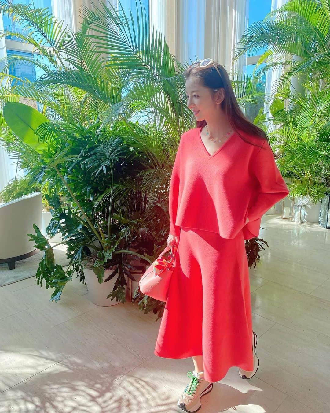 君島十和子さんのインスタグラム写真 - (君島十和子Instagram)「次女が撮ってくれた写真です。  先日の映画館に行った時の投稿の夫婦の写真も彼女ならでは……  私にとっては、いつまでも「小さな娘」のはずが、いつのまにか撮りながら  「背景がこっちの方がキレイ」とか 「髪がちょっと…」とか  客観的なアドバイスをくれる様になり、さらに 娘だからこそ私も"よそ行き"じゃない 感じでいられます。  👼🏻生まれた時から携帯があって、 物心ついた時にはSNSが普及している世代の「感性」にいろいろ助けてもらってます… あ〜 また言われそうです💦 「インスタの文章長過ぎるよ×××××」  #家族 #次女の成長 #君島十和子 #いつもありがとね #ftcbeauty #ftcbeauty.staff #ftcaoyama」1月26日 8時09分 - ftcbeauty.official