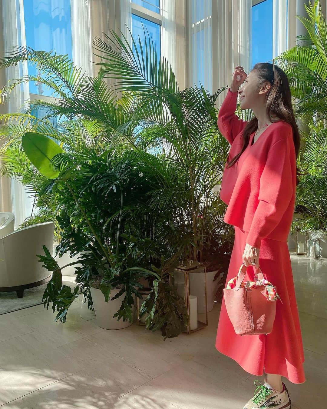 君島十和子さんのインスタグラム写真 - (君島十和子Instagram)「次女が撮ってくれた写真です。  先日の映画館に行った時の投稿の夫婦の写真も彼女ならでは……  私にとっては、いつまでも「小さな娘」のはずが、いつのまにか撮りながら  「背景がこっちの方がキレイ」とか 「髪がちょっと…」とか  客観的なアドバイスをくれる様になり、さらに 娘だからこそ私も"よそ行き"じゃない 感じでいられます。  👼🏻生まれた時から携帯があって、 物心ついた時にはSNSが普及している世代の「感性」にいろいろ助けてもらってます… あ〜 また言われそうです💦 「インスタの文章長過ぎるよ×××××」  #家族 #次女の成長 #君島十和子 #いつもありがとね #ftcbeauty #ftcbeauty.staff #ftcaoyama」1月26日 8時09分 - ftcbeauty.official